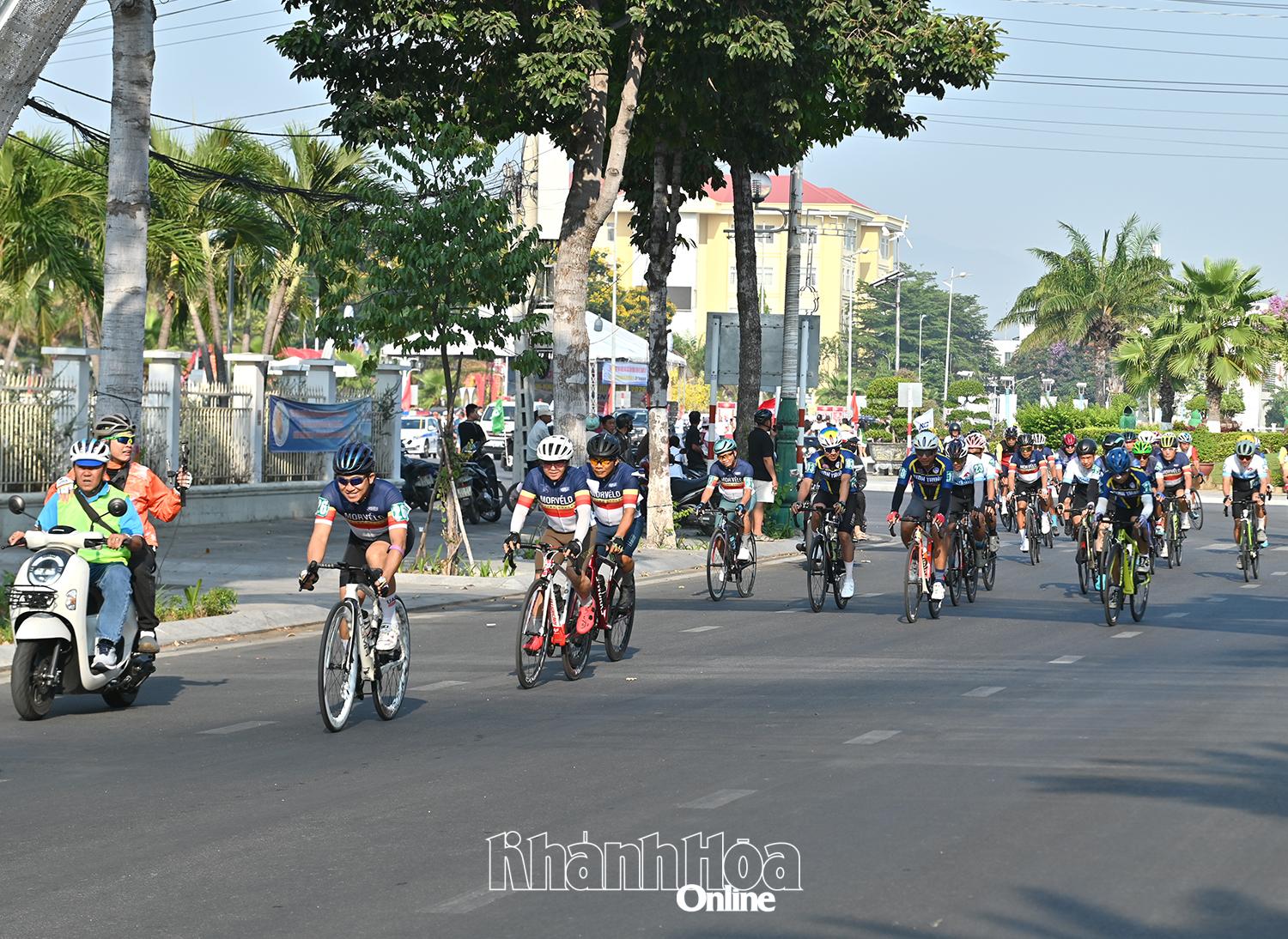 Các tay đua cạnh tranh quyết liệt trên cung đường thi đấu đẹp phường Đông Hải.