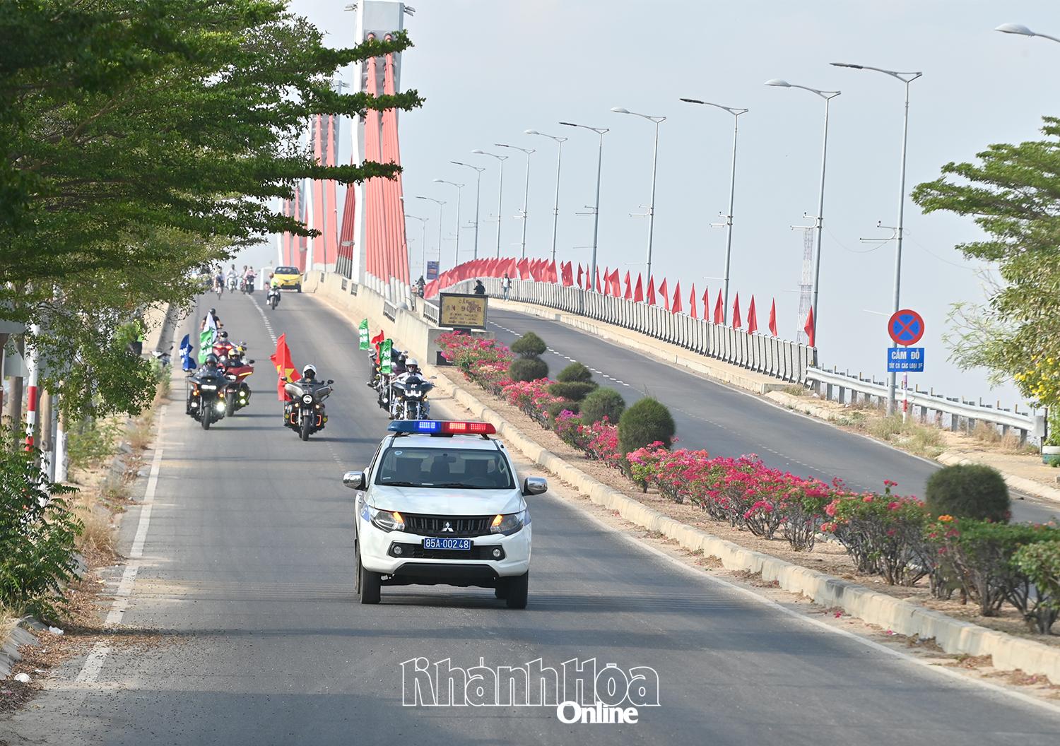 Xe Cảnh sát giao thông, đoàn mô tô dẫn đường đảm bảo an toàn cuộc đua.
