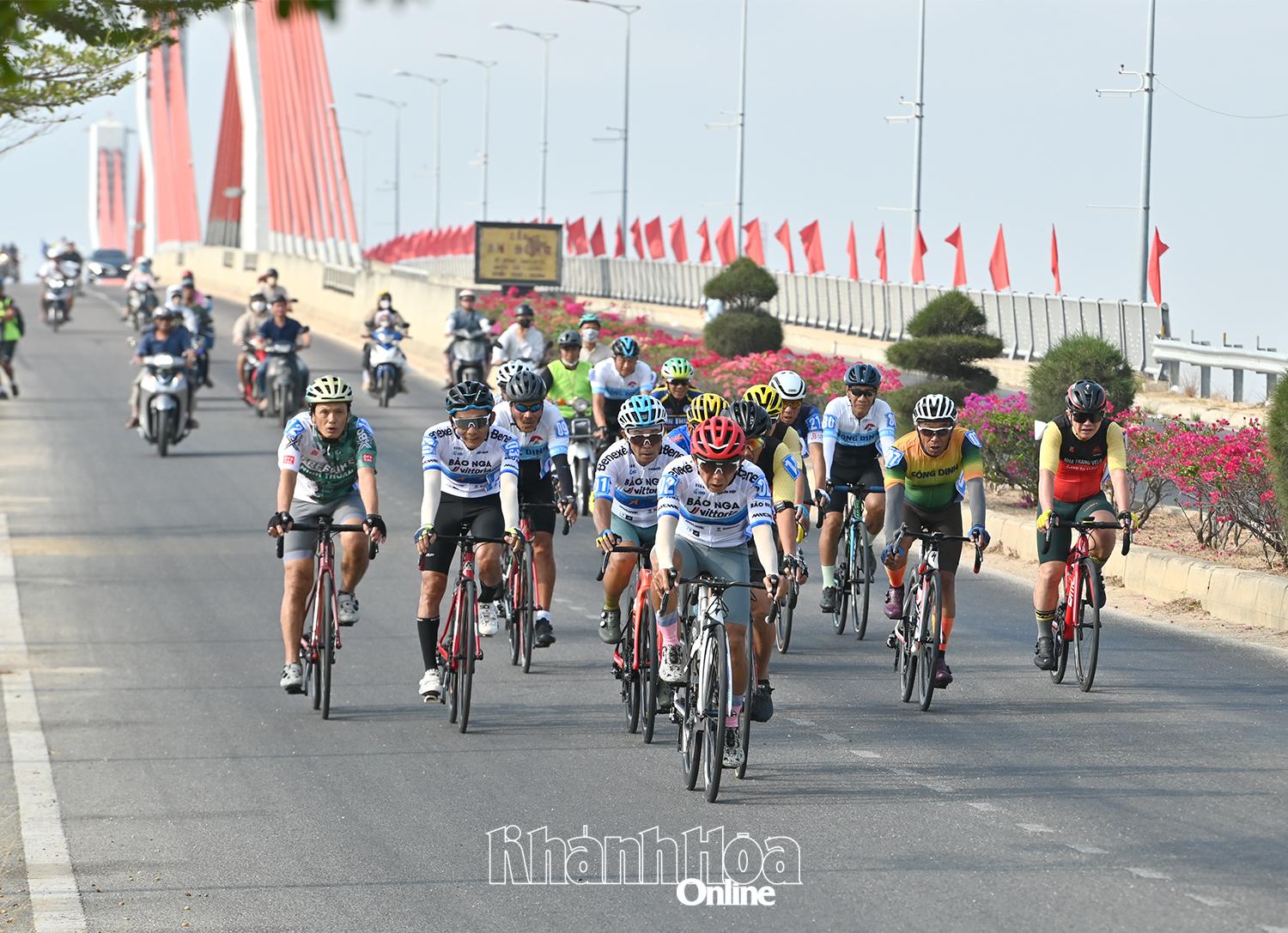 Các tay đua tranh tài trên đường đua.