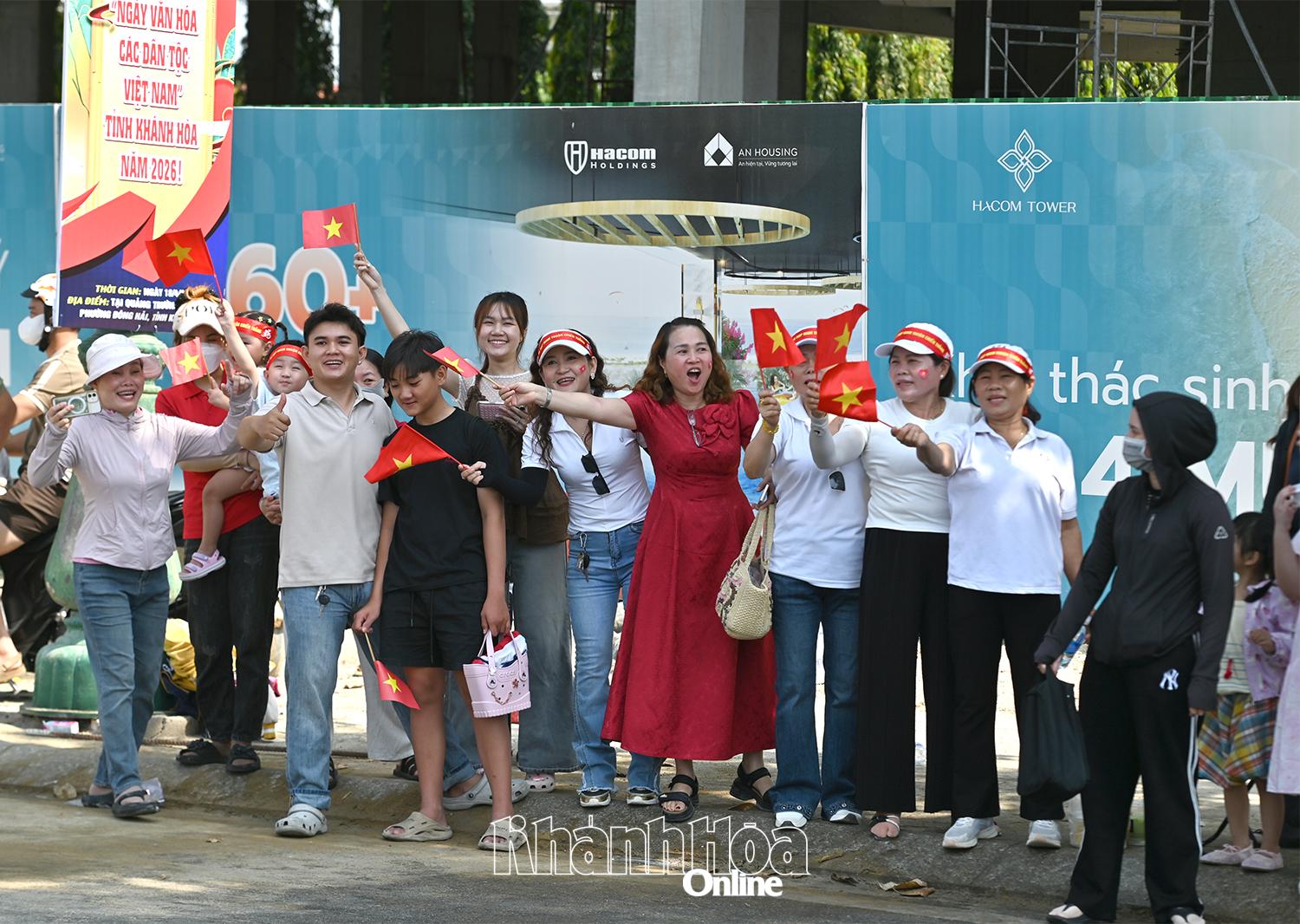 Đông đảo khán giả xem và cổ vũ cho các tay đua.