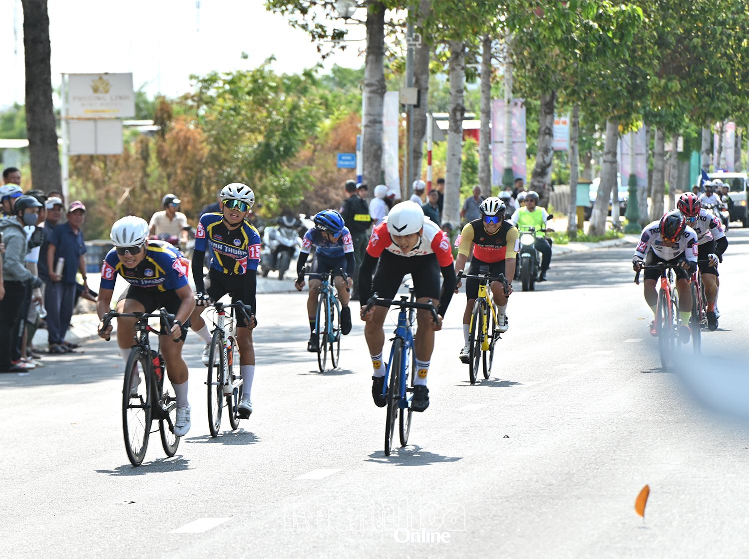 Các tay đua bức tốc về đích.