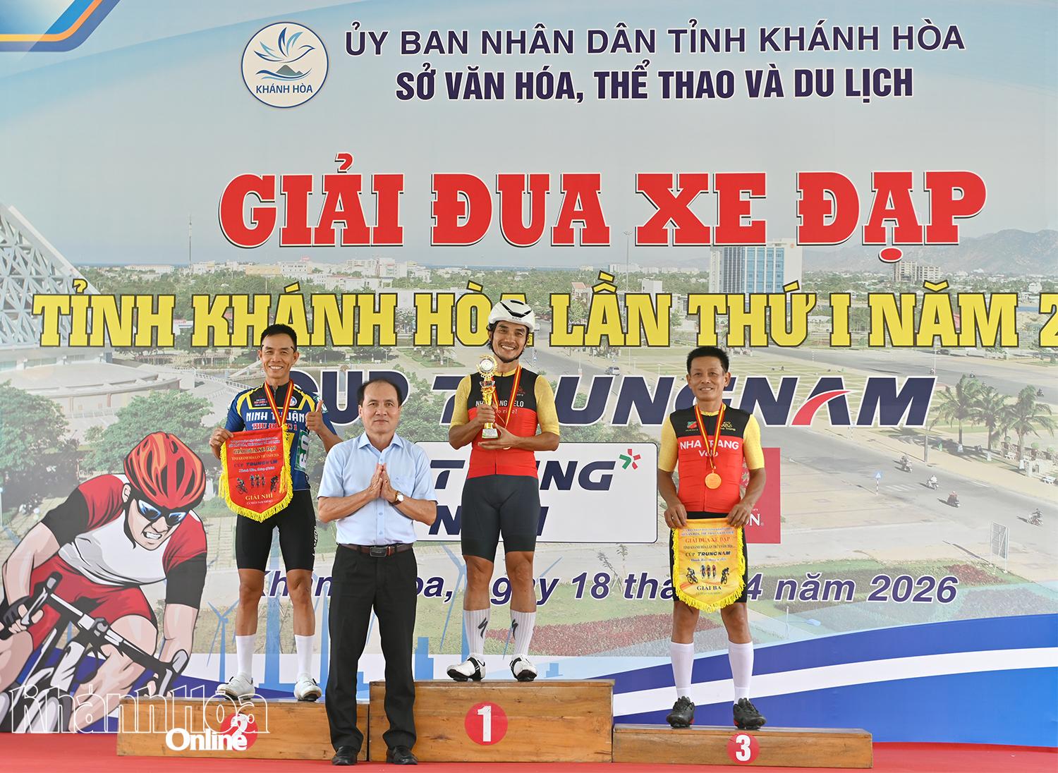 Ban tổ chức trao giải cho các cá nhân đạt thành tích xuất sắc cuộc đua.