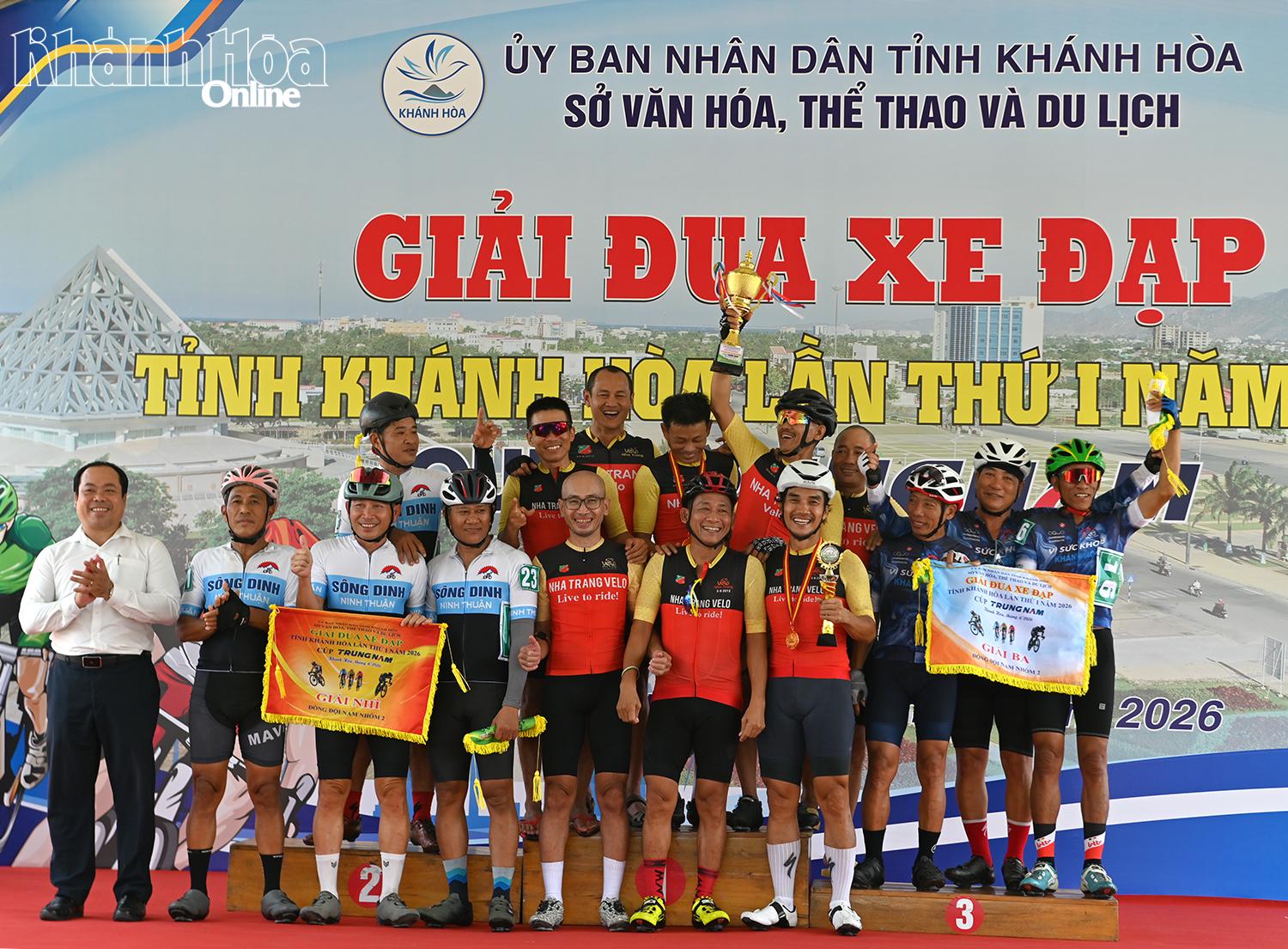 Ban tổ chức trao giải đồng đội cho các câu lạc bộ đạt giải.