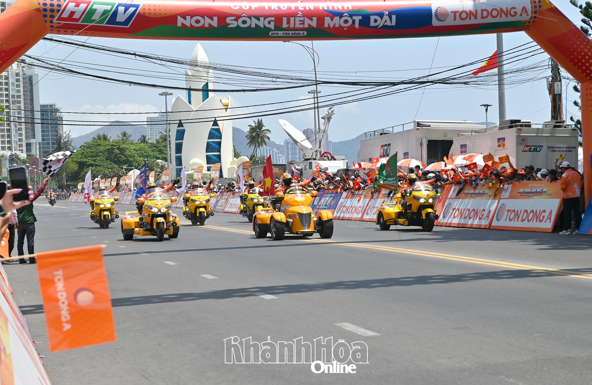 Đoàn mô-tô dẫn đường và đông đảo khán giả Nha Trang chào đón đoàn đua xe.