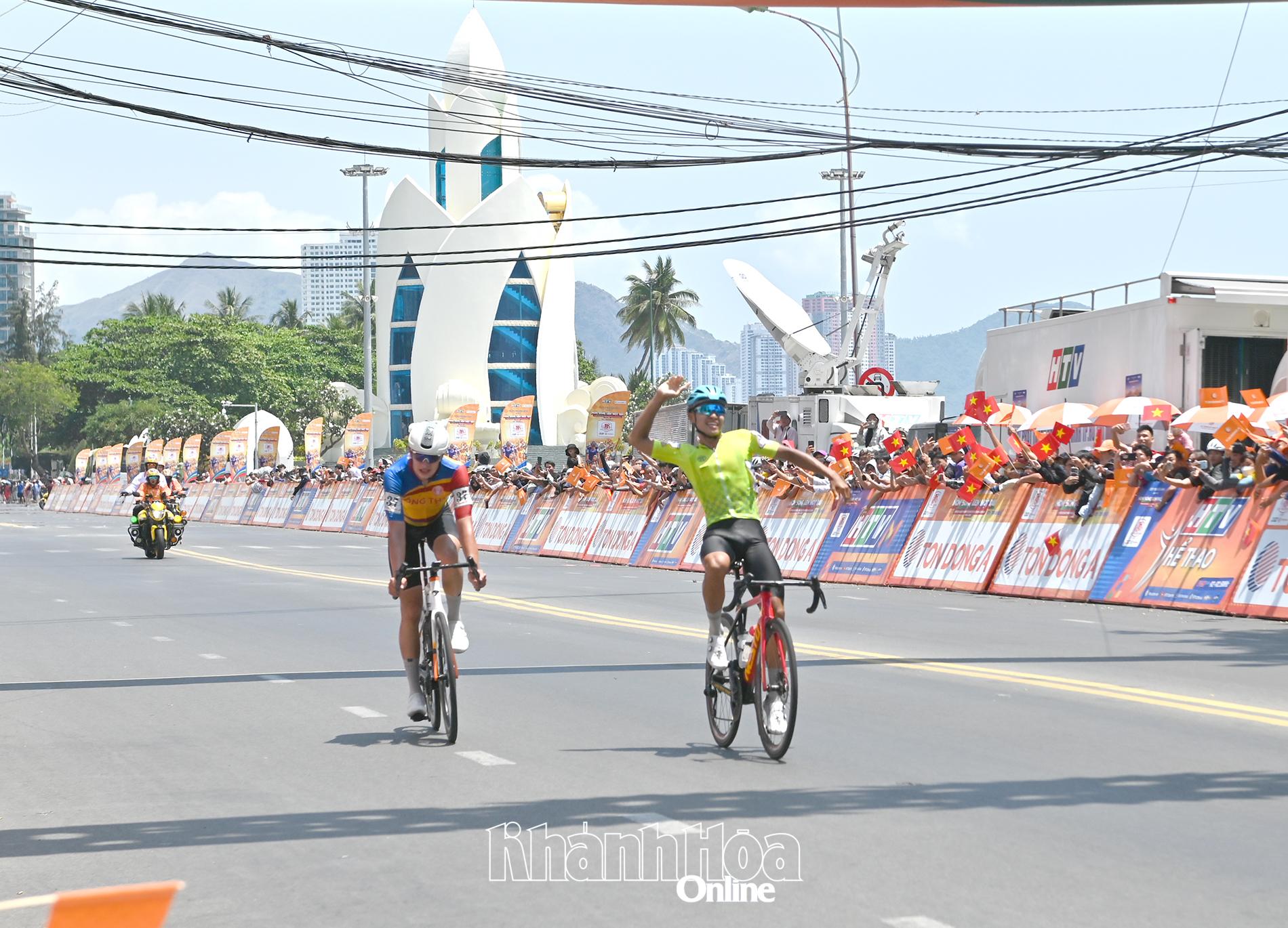 Tay đua Đặng Thành Được (đội Hà Nội) đã xuất sắc cán đích đầu tiên, giành giải thưởng nhất chặng.
