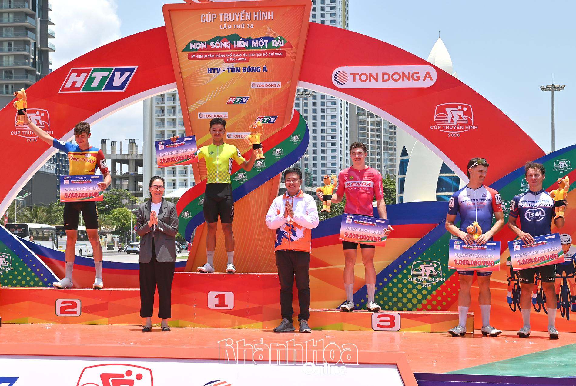 Ban tổ chức trao giải thưởng cho các tay đua đạt thành tích cá nhân xuất sắc chặng 15.