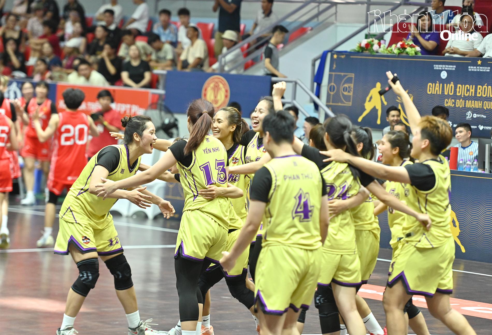 Các cô gái nữ Cần Thơ mừng chiến thắng đoạt cúp vô địch.