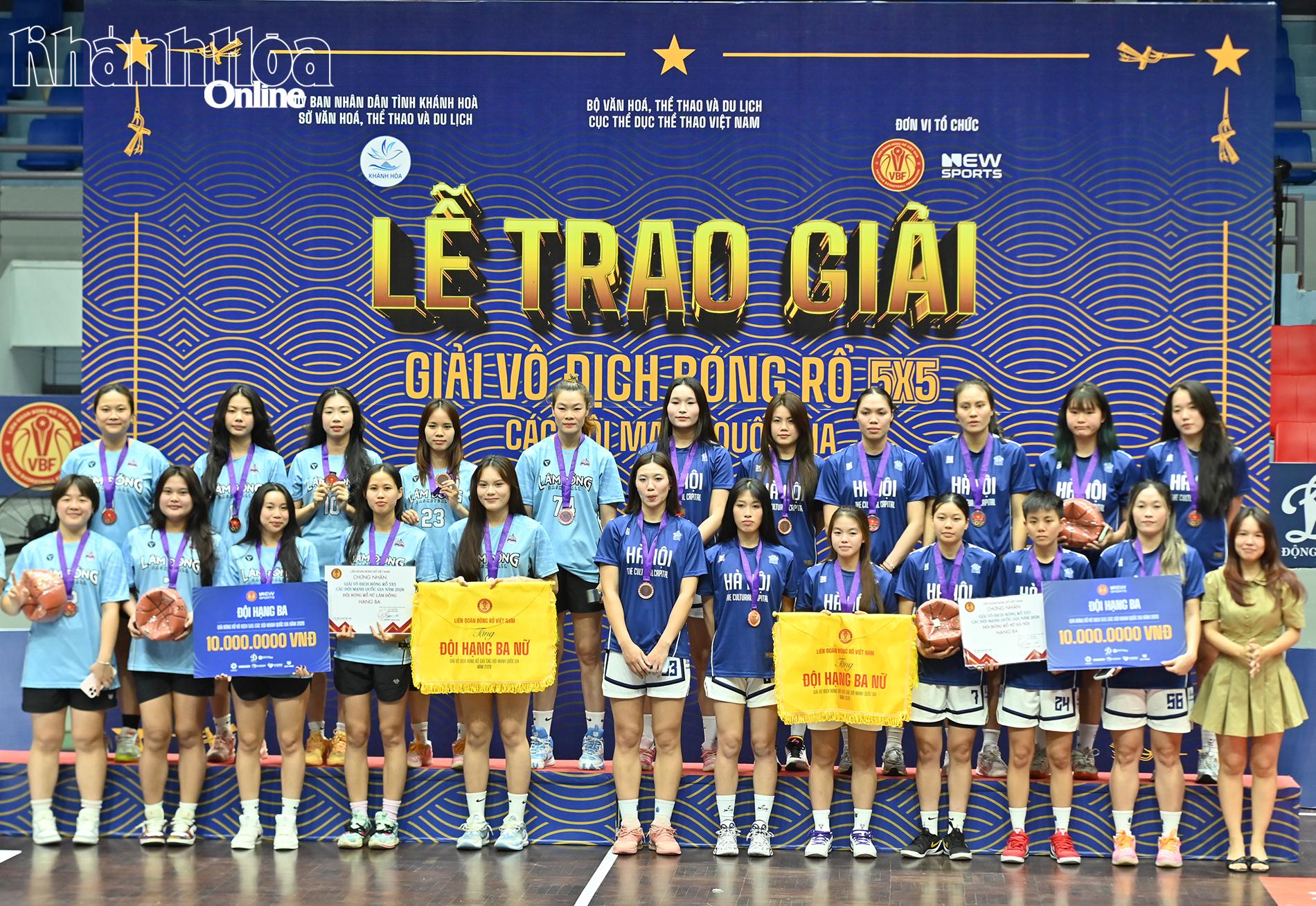 Hai đội bóng nữ Hà Nội và Lâm Đồng giành đồng hạng ba.