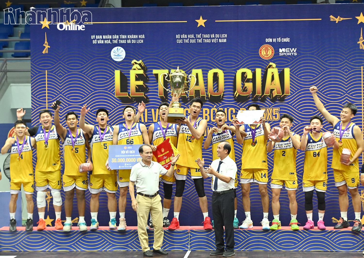 Đội Cần Thơ đoạt chức vô địch.