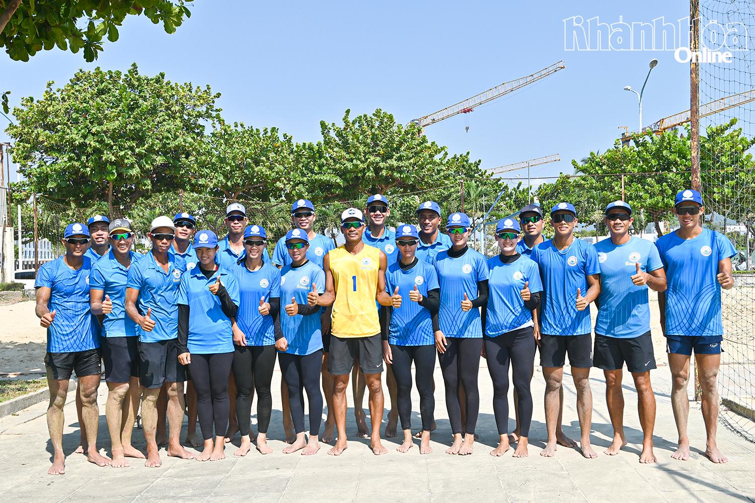 Đội tuyển bóng chuyền bãi biển Sanvinest Khánh Hòa sẵn sàng cho trận đấu tại Đà Nẵng.