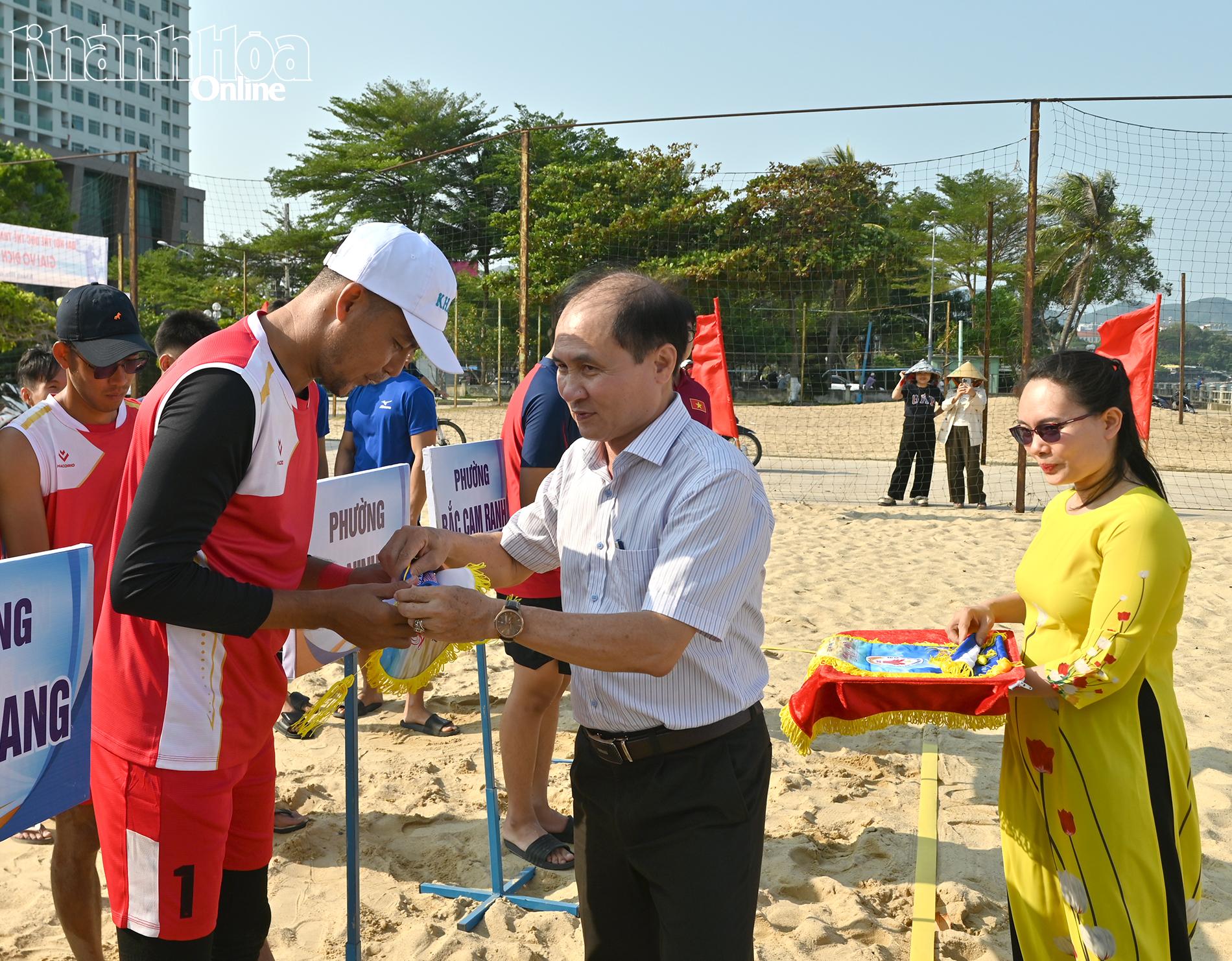 Lãnh đạo Sở Văn hóa, Thể thao và Du lịch trao cờ lưu niệm cho các đội về tham dự giải.