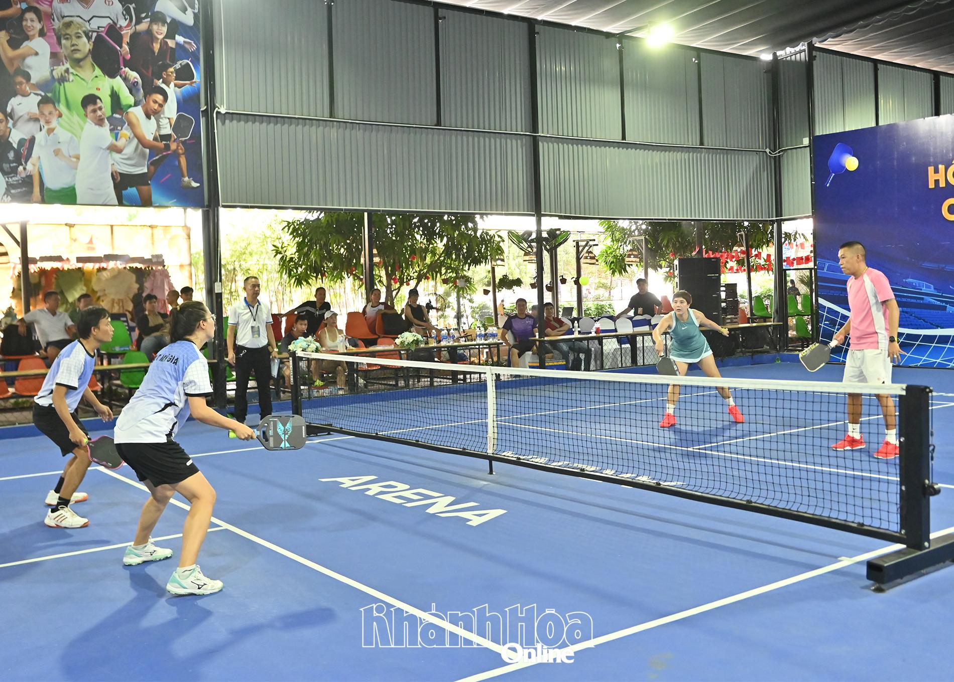 Các đôi vận động viên tranh tài môn pickleball tại hội thao.