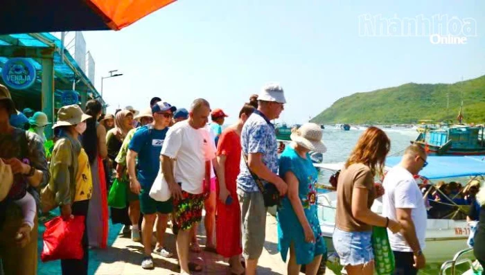 Tourist numbers surge during Hung Kings' Commemoration Holiday