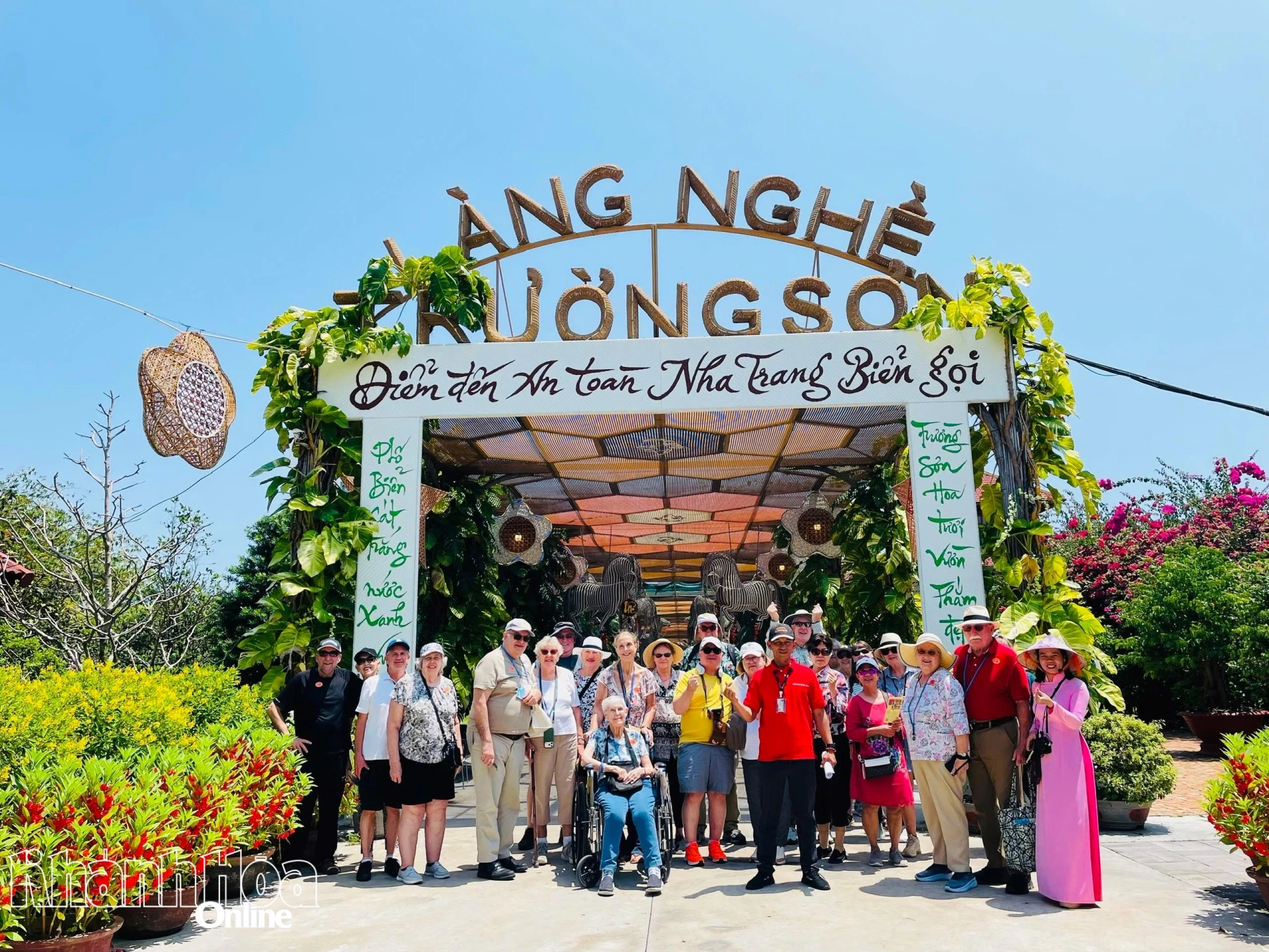 Du khách tàu biển ghé thăm Làng nghề Trường Sơn, phường Nha Trang.