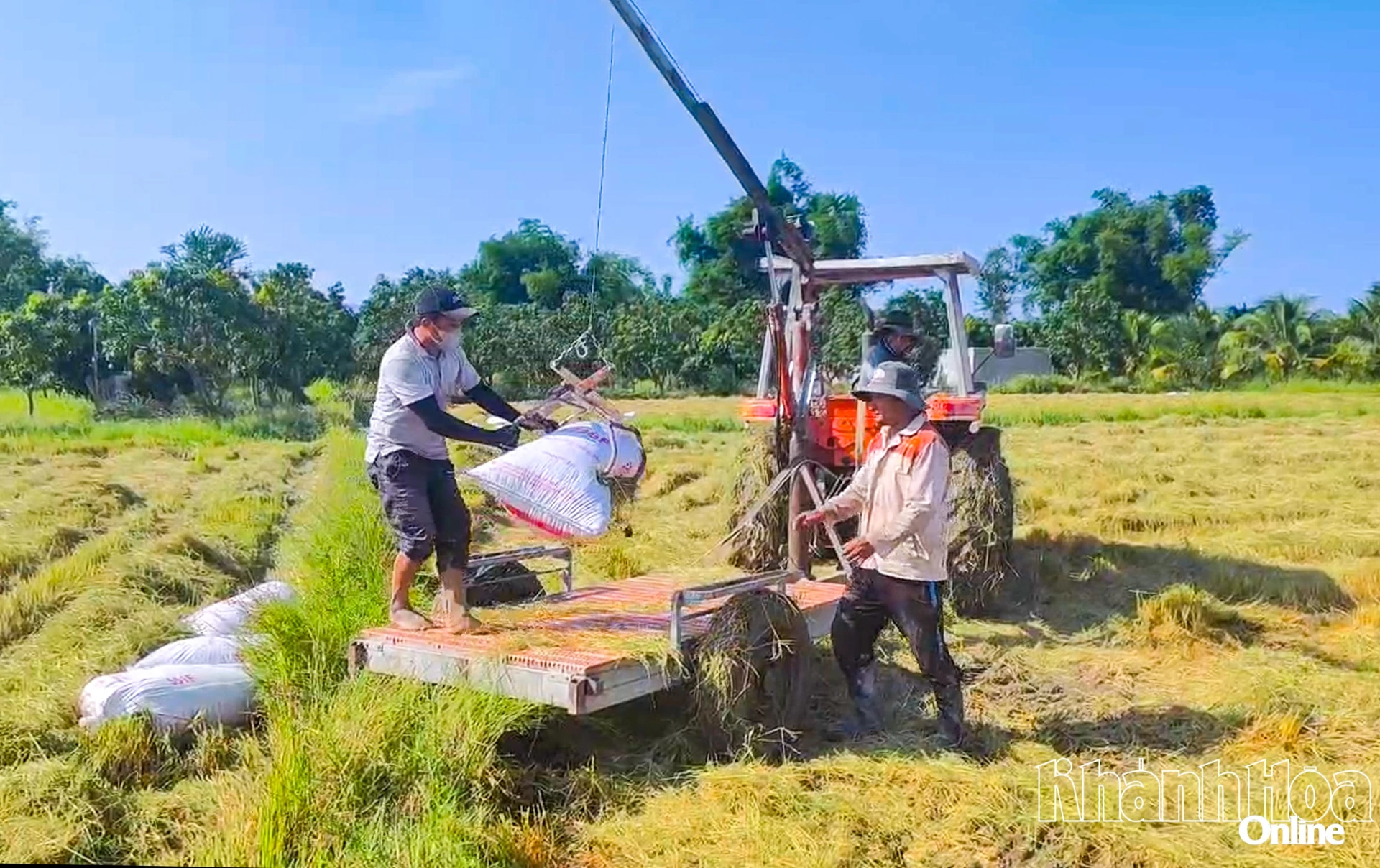 Nông dân 
Nguyễn Hữu Nhất với chiếc máy cày 
đa năng.