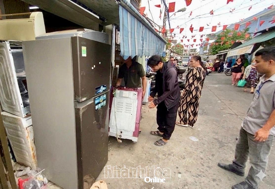 Lực lượng chức năng phường Nha Trang xử lý các trường hợp lấn chiếm lòng đường ở hẻm 39, đường Hoàng Diệu.&nbsp;