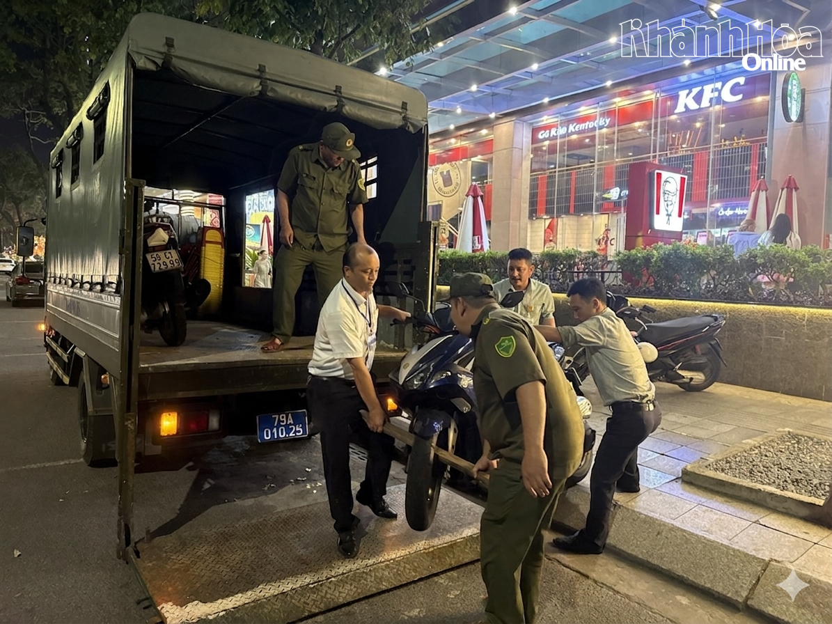 Lực lượng chức năng phường Nha Trang xử lý các xe máy đỗ trái phép trên vỉa hè dành cho người đi bộ.