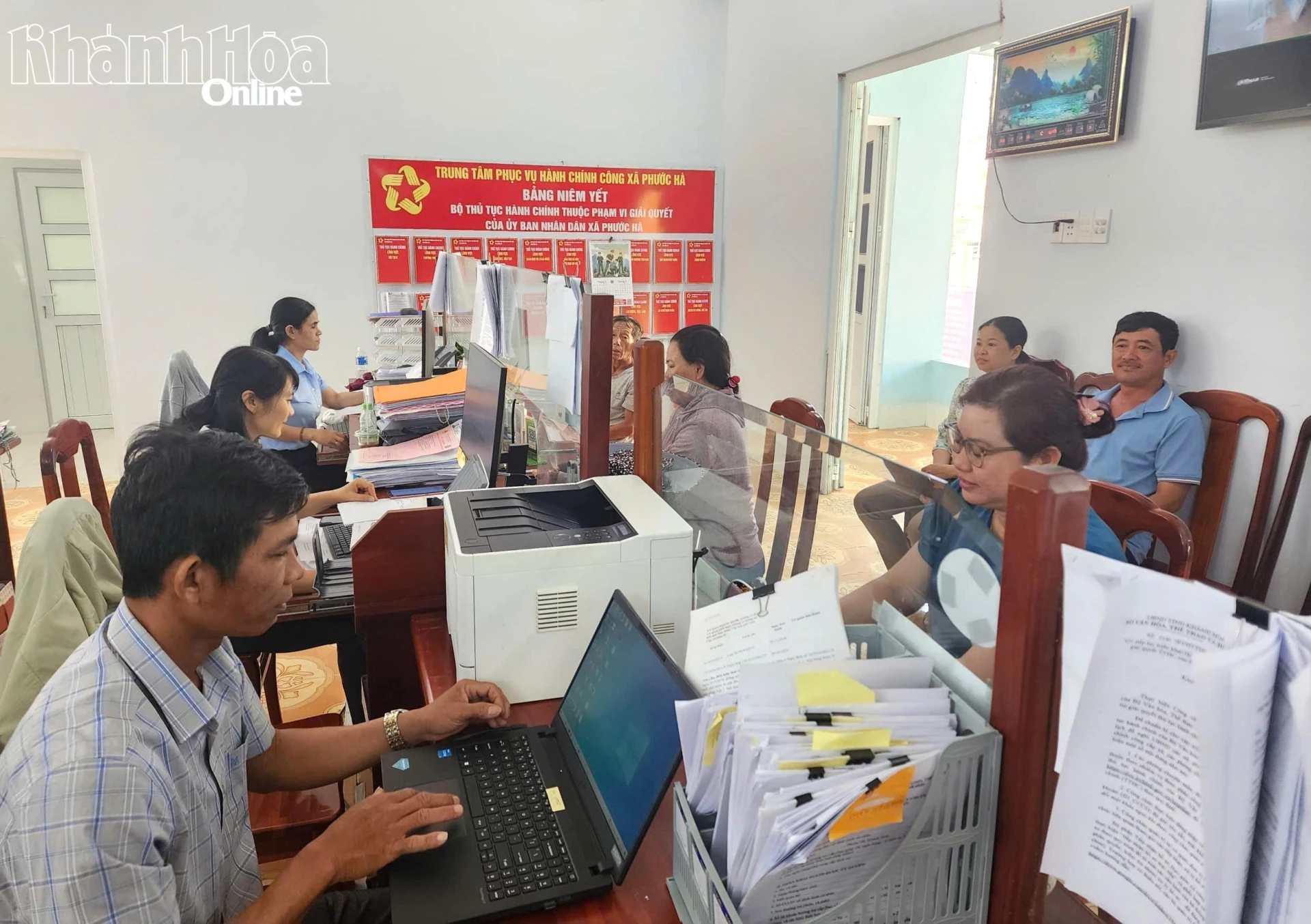 Người dân đến làm thủ tục hành chính tạiTrung tâm Phục vụ hành chính công xã Phước Hà