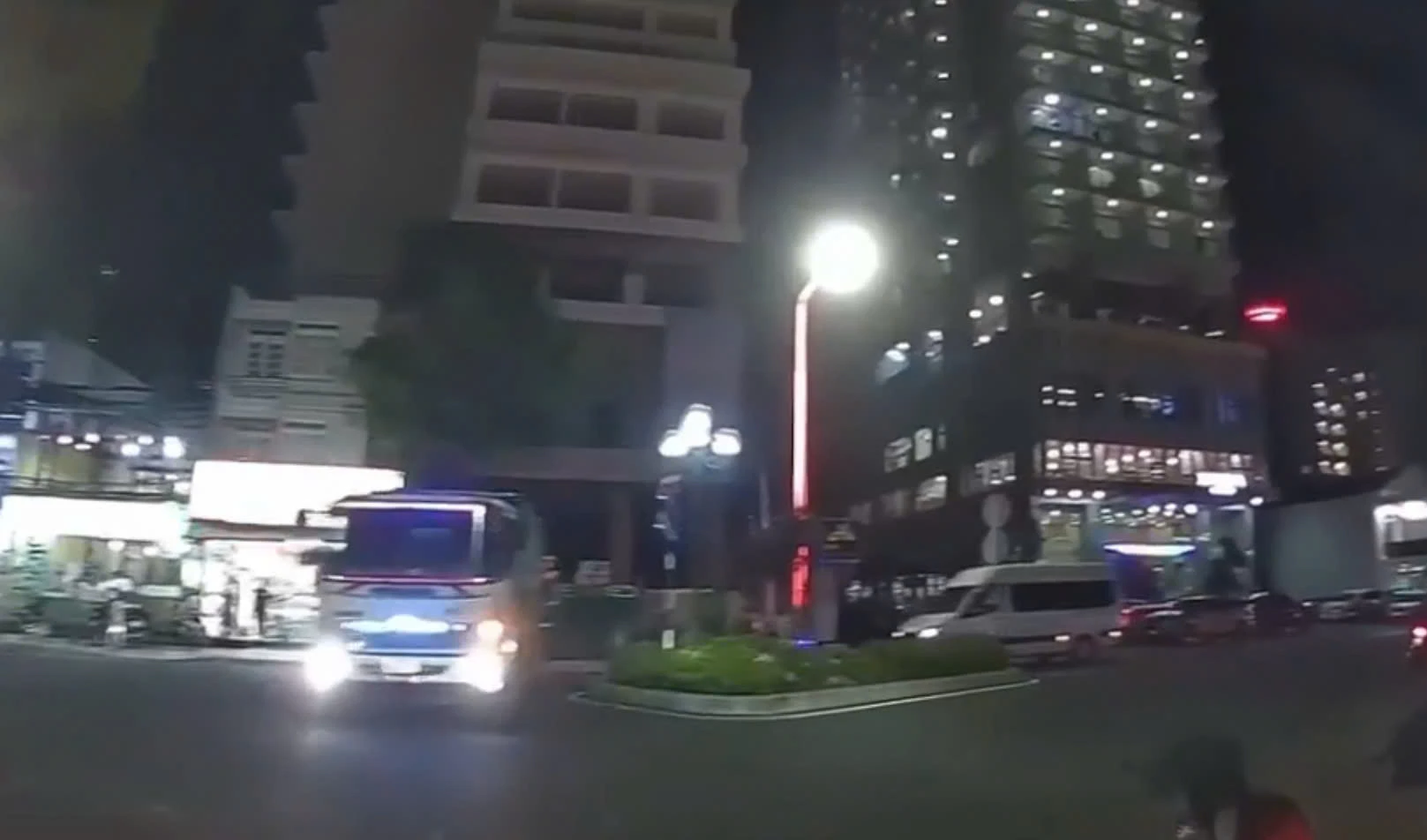 Xe của Công ty Cổ phần Môi trường đô thị Nha Trang chạy không tuân theo biển báo tại vòng xoay, gây nguy hiểm cho phương tiện giao thông khác