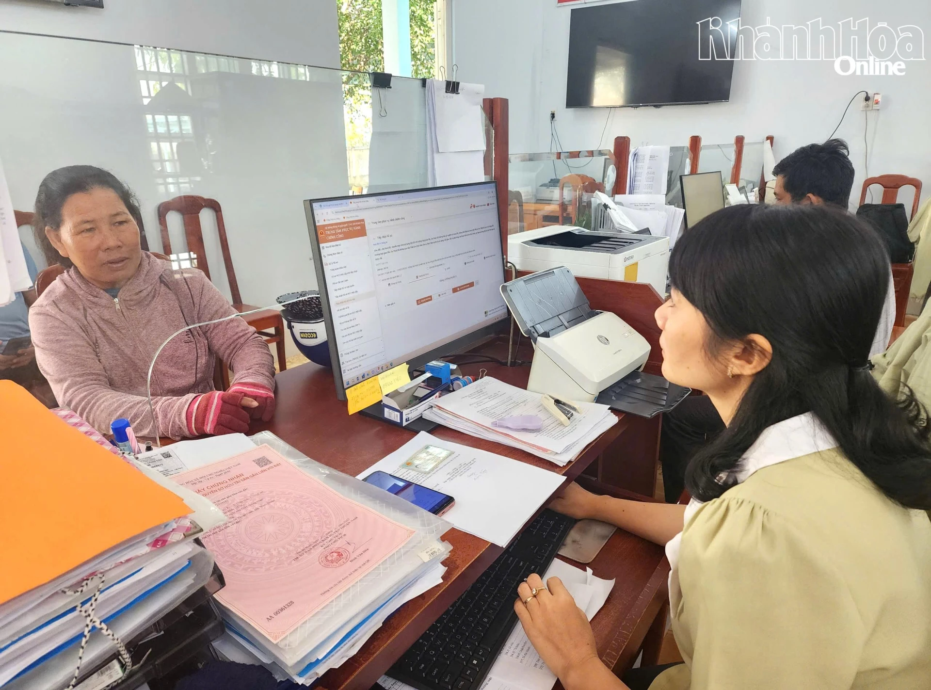 Cán bộ Trung tâm Phục vụ hành chính công xã Phước Hà giải quyết hồ sơ cho người dân