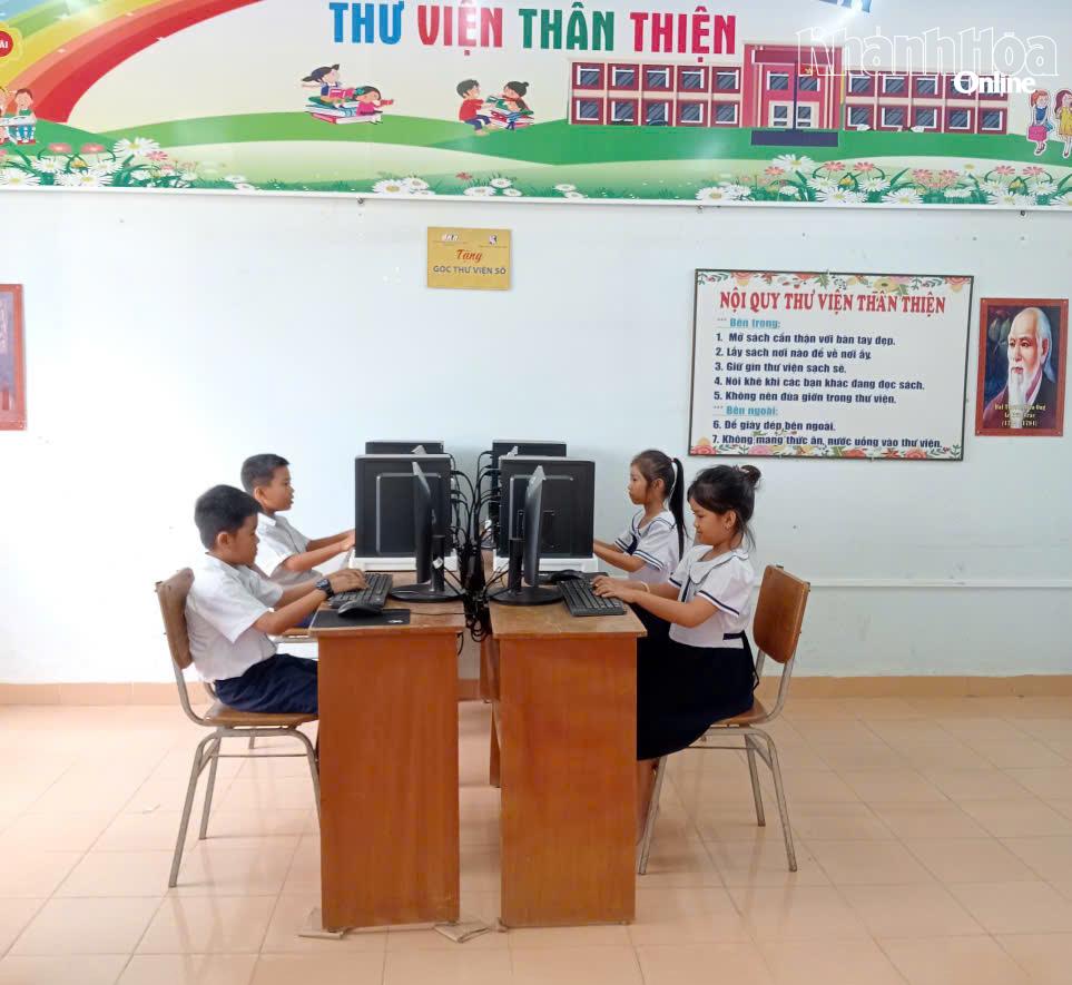 Các học sinh Trường Tiểu học Ninh Xuân tìm hiểu kiến thức tại góc thư viện số.