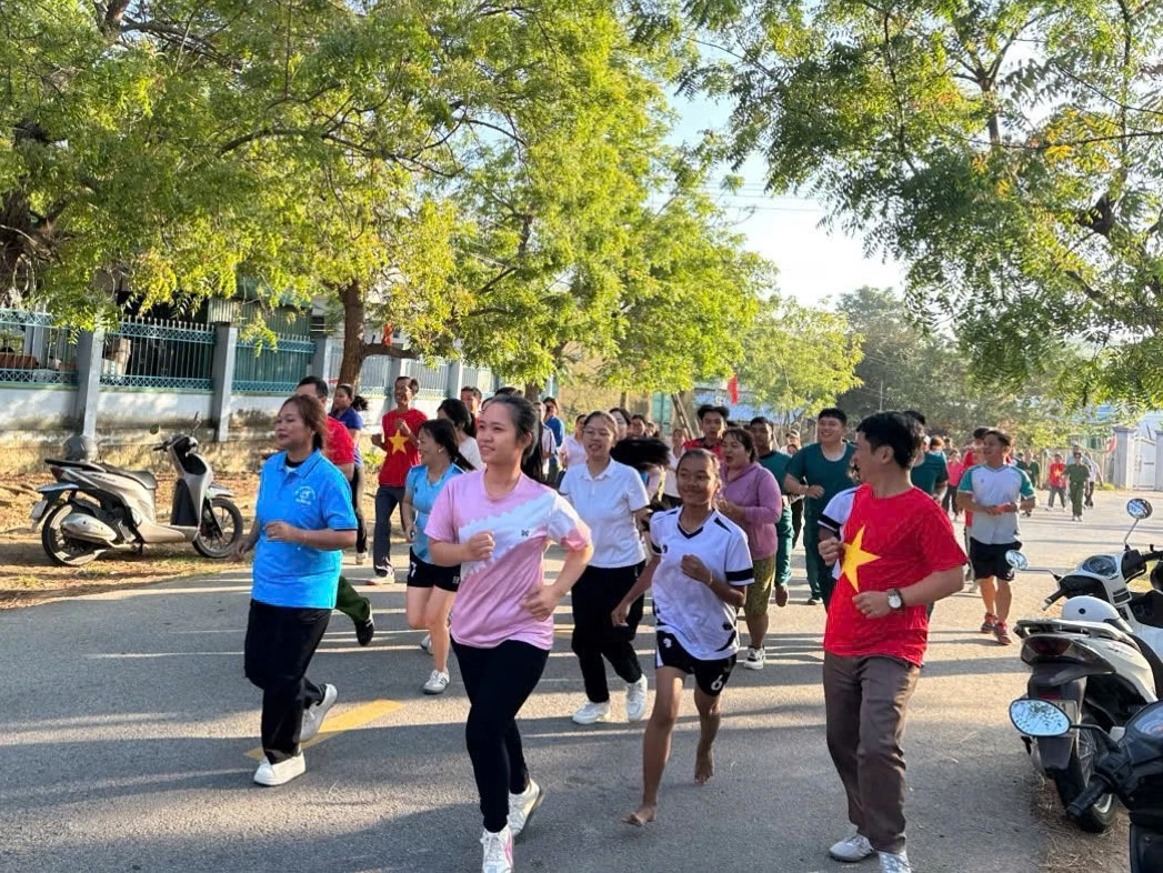 Các tầng lớp Nhân dân xã Công Hải chạy hưởng ứng tại Ngày hội sức khỏe toàn dân - Vì an ninh Tổ quốc năm 2026.
