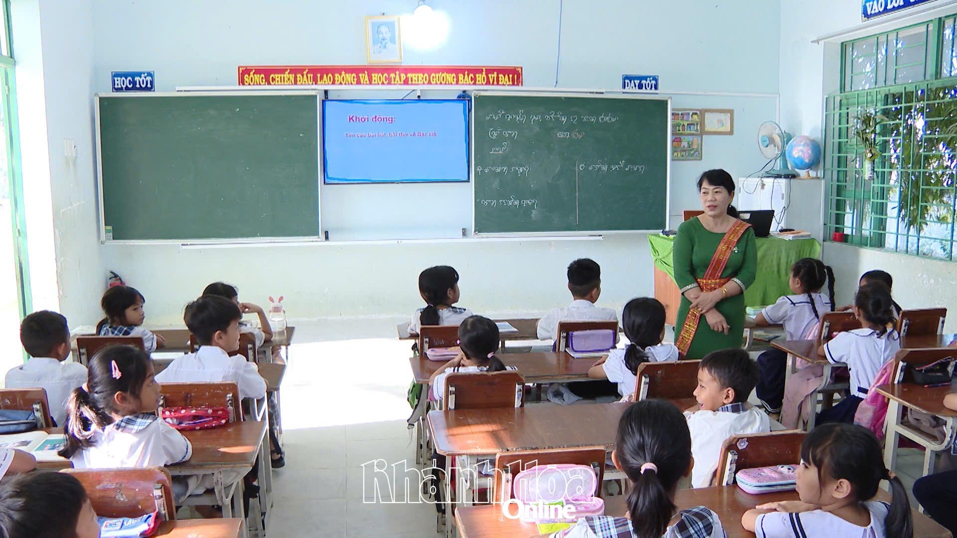 Tiết học tiếng Chăm tại Trường Tiểu học Chất Thường.