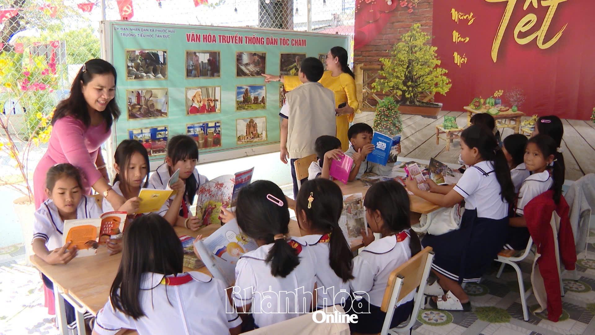 Học sinh Trường Tiểu học Tân Đức đọc sách, tìm hiểu văn hóa Chăm.