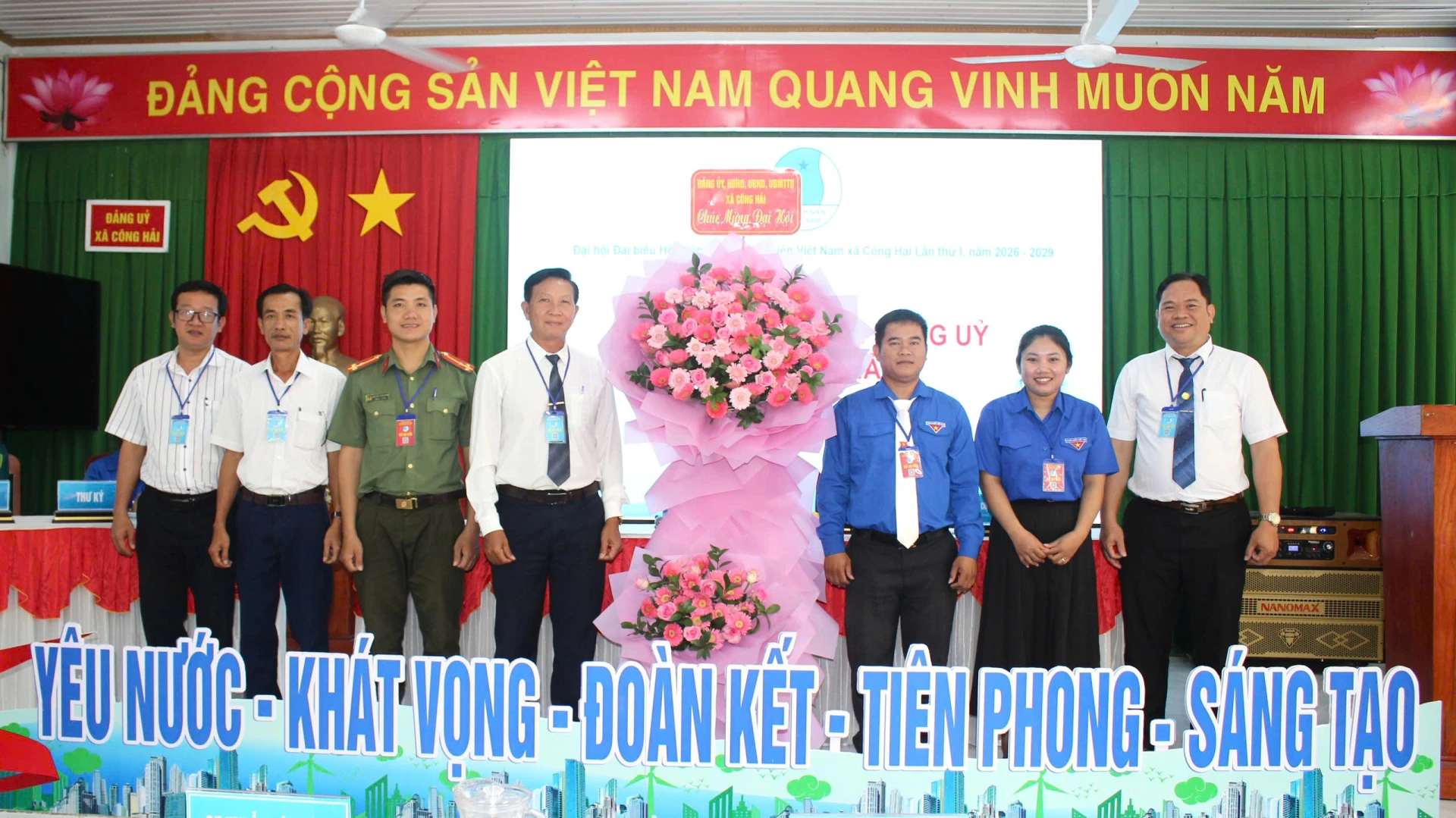 Lãnh đạo xã Công Hải tặng hoa chúc mừng đại hội.