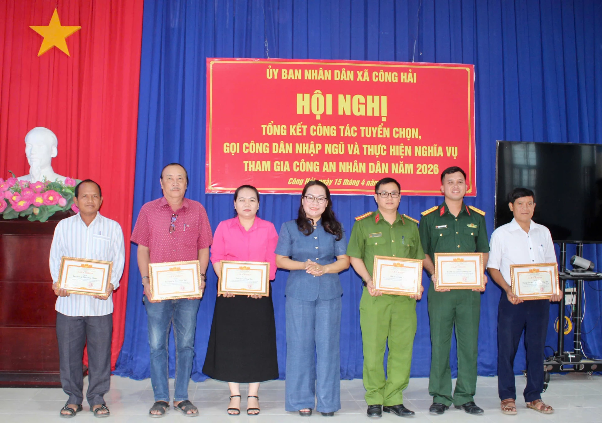 Lãnh đạo xã Công Hải trao giấy khen cho các tập thể.