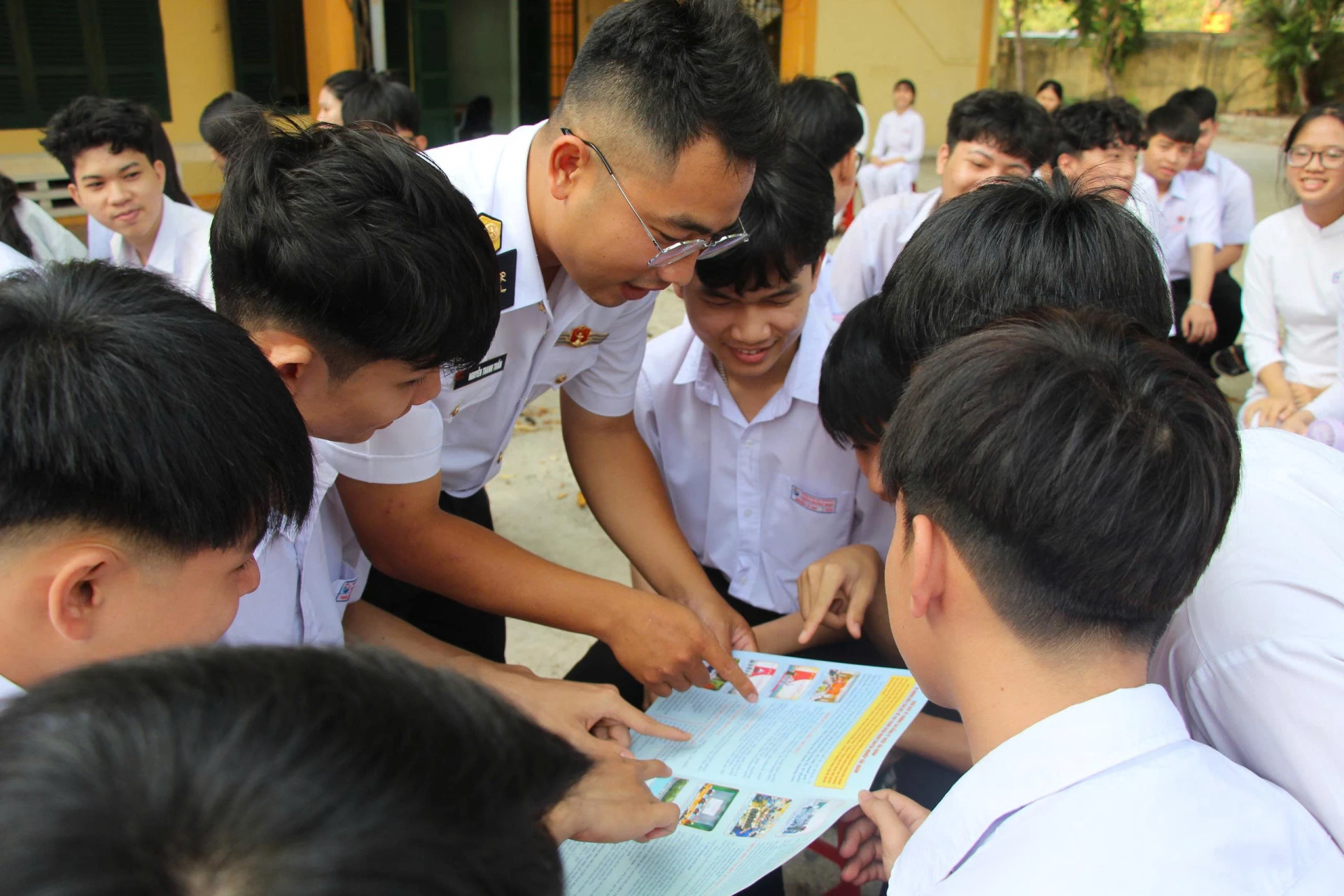 Cán bộ lữ đoàn tuyên truyền cho học sinh Trường THPT Trần Hưng Đạo.