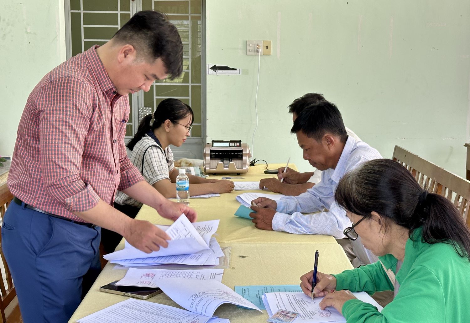 Giải ngân nguồn vốn Quỹ Hỗ trợ nông dân tỉnh tại xã Nam Cam Ranh.