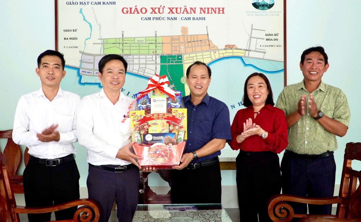 Lãnh đạo phường Cam Ranh thăm, chúc mừng Giáo xứ Xuân Ninh.