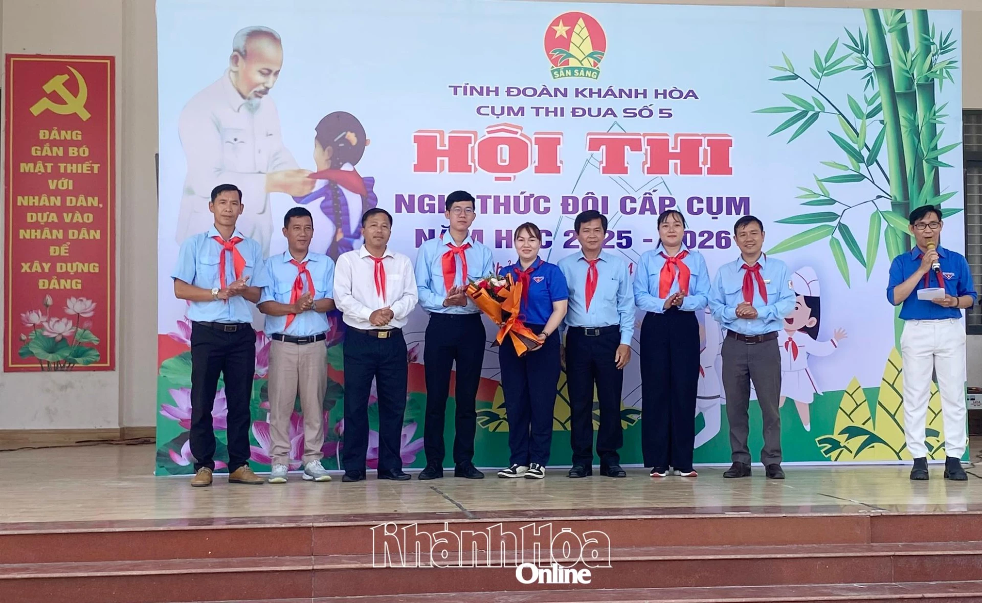 Ra mắt Ban giám khảo hội thi.