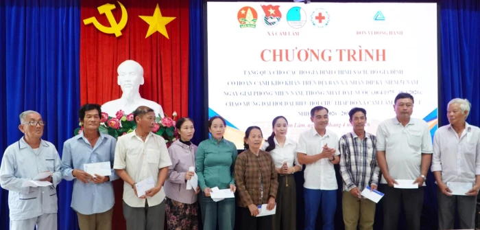 Xã Cam Lâm tặng 50 suất quà cho các gia đình chính sách, hộ có hoàn cảnh khó khăn 