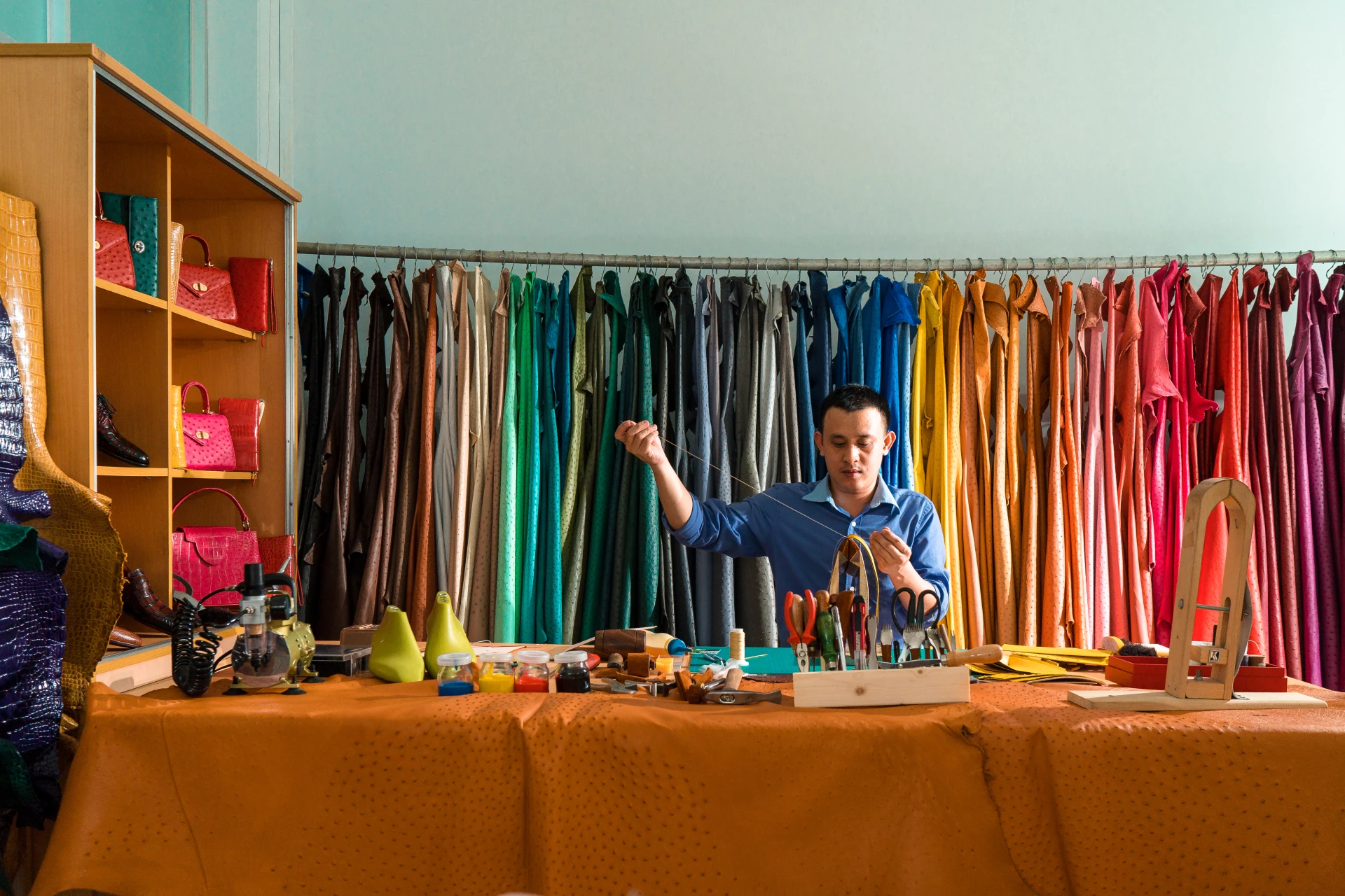 Từng sản phẩm được các nghệ nhân lành nghề của Khatoco chế tác thủ công một cách tỉ mỉ, tinh tế.