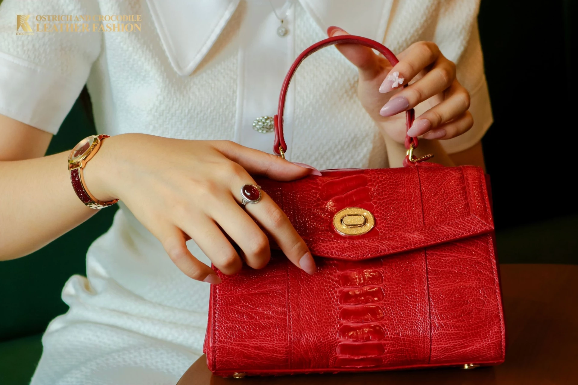 Chiếc túi xách da chân đà điểu tông đỏ quý phái - Món quà tinh tế tôn vinh vẻ đẹp và gu thẩm mỹ của phụ nữ.
