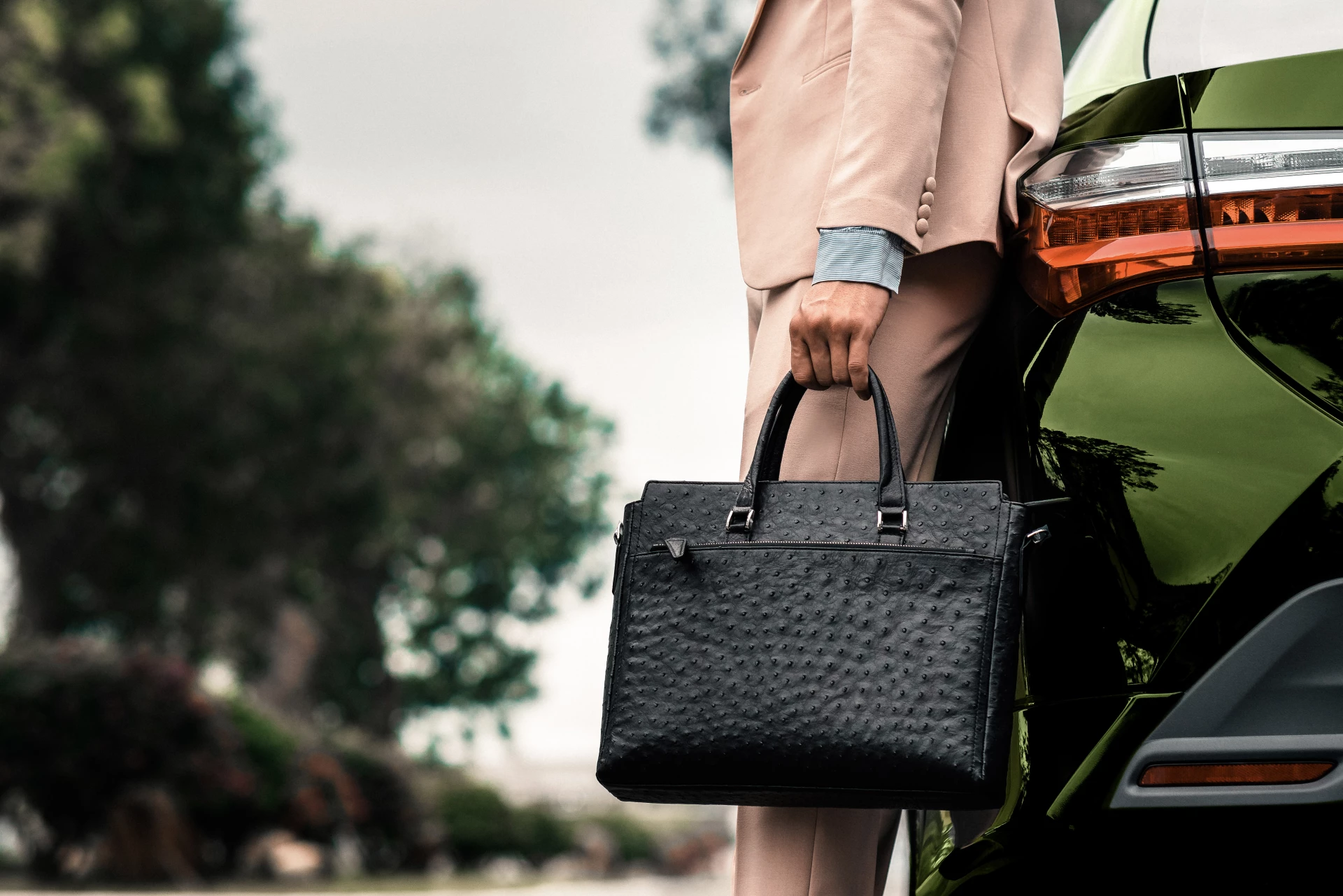 Không chỉ dành cho phái đẹp, Khatoco còn mang đến những phụ kiện đẳng cấp, lịch lãm dành tặng đấng mày râu.