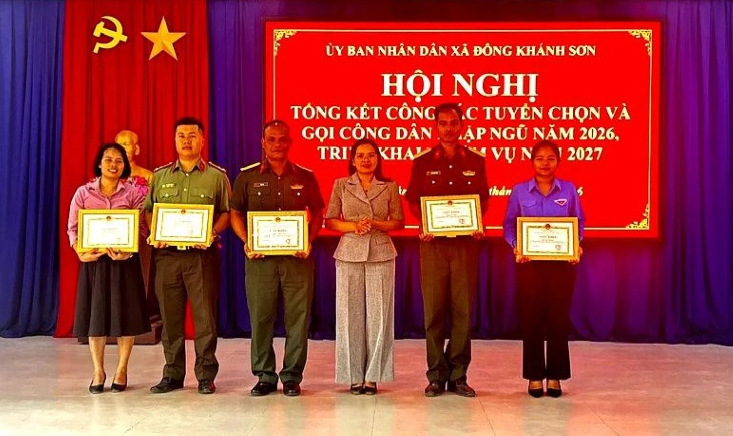 Lãnh đạo xã Đông Khánh Sơn tặng giấy khen các cá nhân xuất sắc.