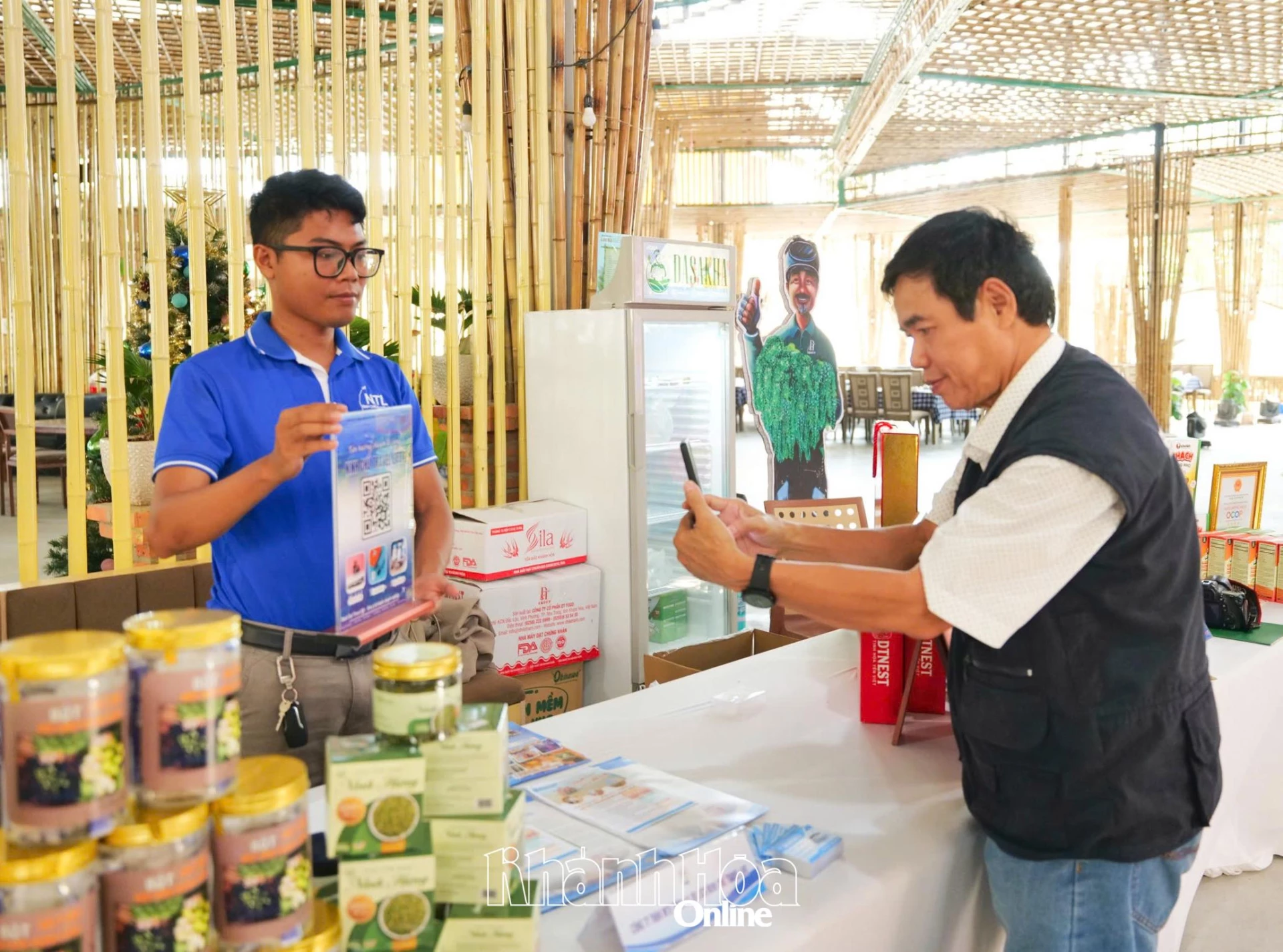 Khách hàng thanh toán không dùng tiền mặt khi mua sản phẩm trưng bày tại Hội nghị xúc tiến thương mại, kết nối giao thương do Liên minh Hợp tác xã tỉnh Khánh Hòa tổ chức tại phường Đông Hải trong tháng 3-2026.