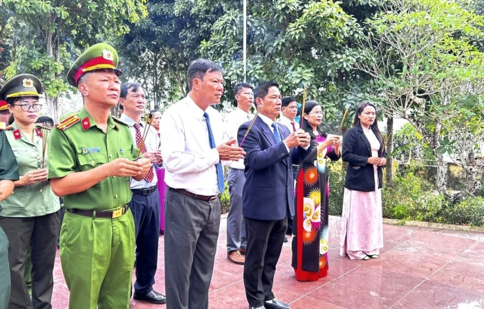 Xã Đông Khánh Sơn đặt vòng hoa, dâng hương tại Nghĩa trang liệt sĩ xã