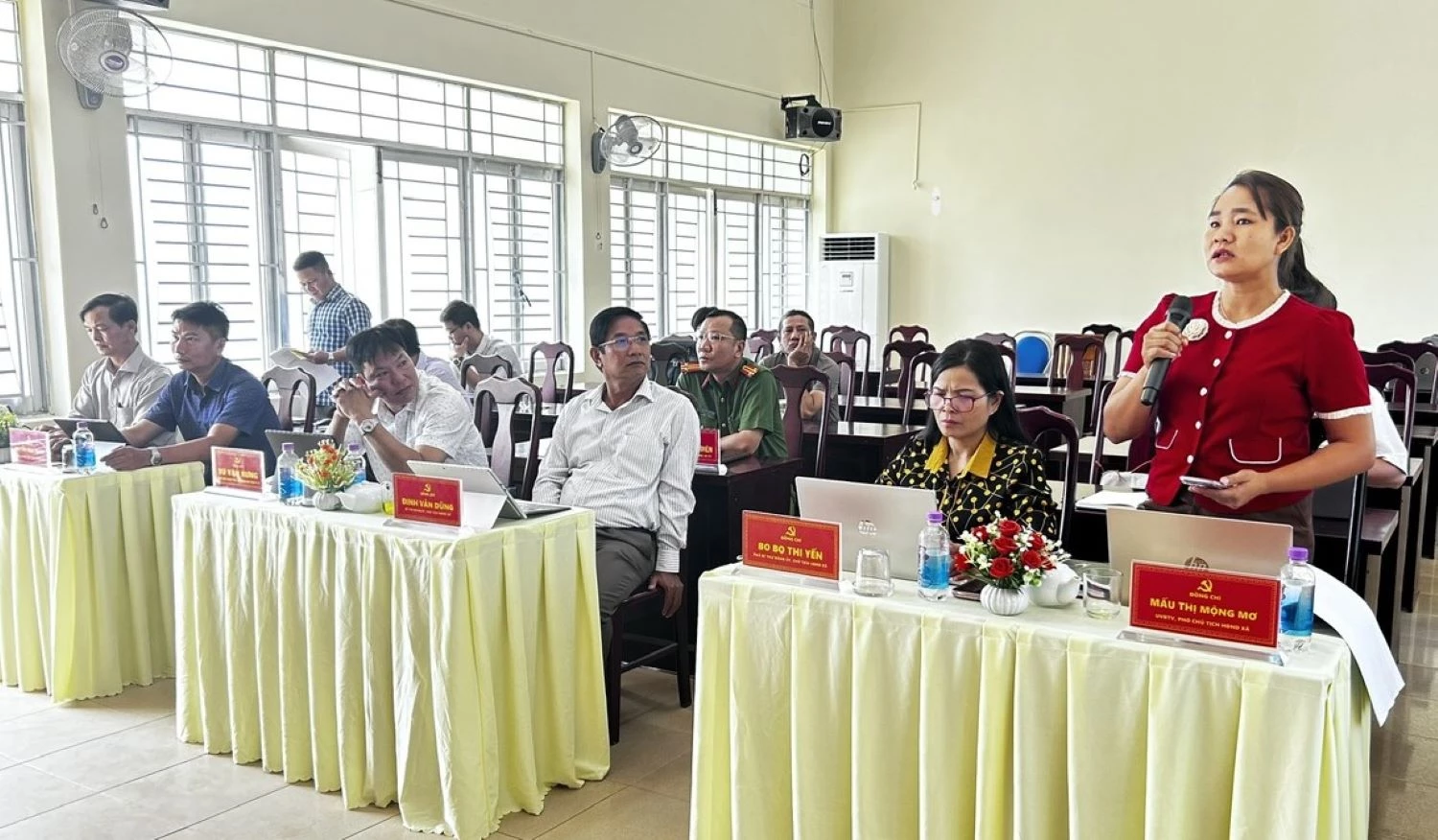 Lãnh đạo xã phát biểu ý kiến tại buổi làm việc.