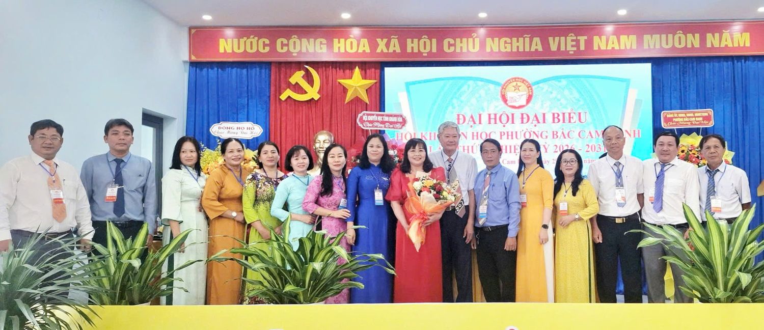 Lãnh đạo Hội Khuyến học tỉnh tặng hoa chúc mừng Ban Chấp hành Hội Khuyến học phường Bắc Cam Ranh nhiệm kỳ 2026 - 2031.