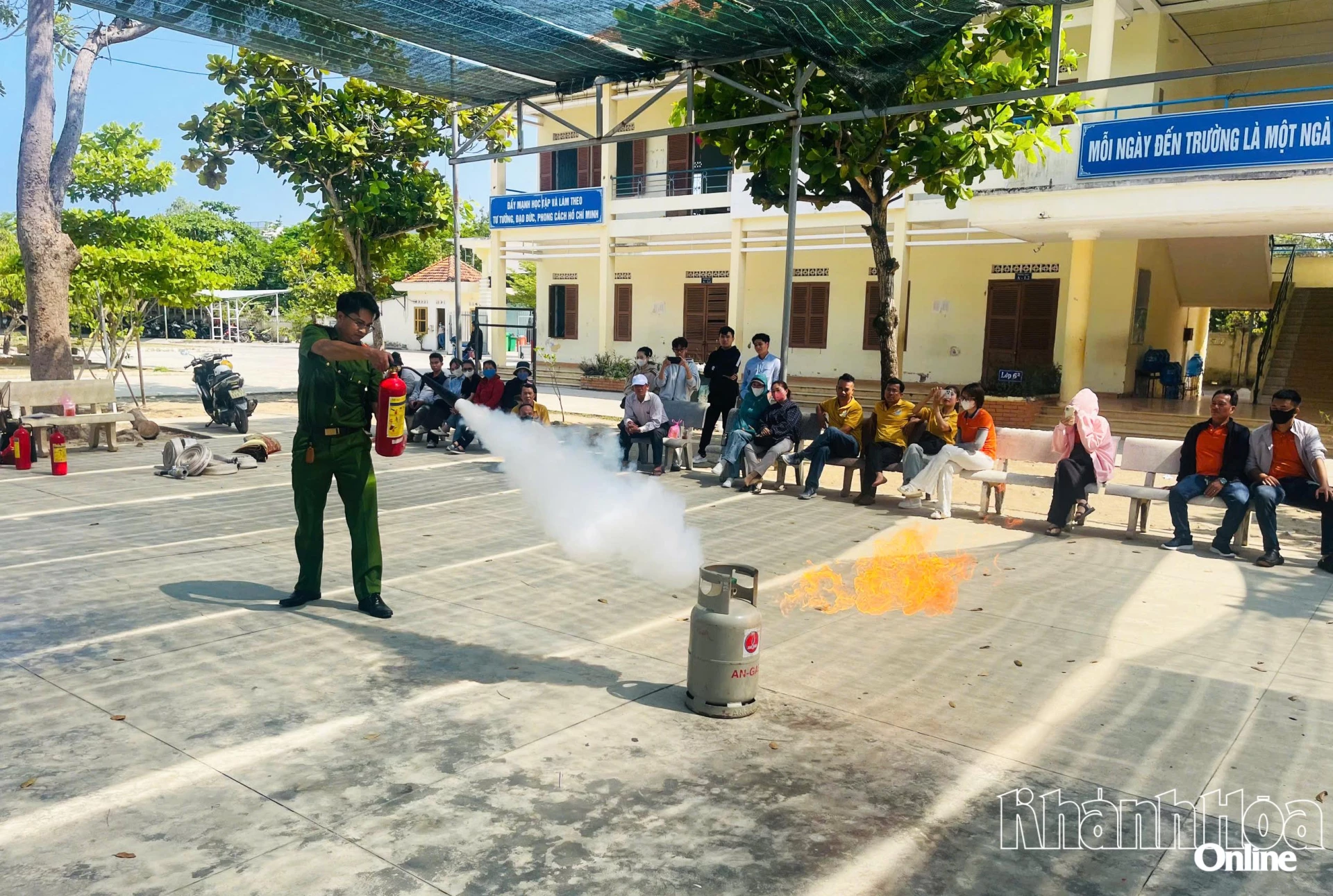 Cán bộ Đội Chữa cháy và Cứu nạn, cứu hộ khu vực 9 hướng dẫn kỹ năng dập lửa bằng bình chữa cháy xách tay.