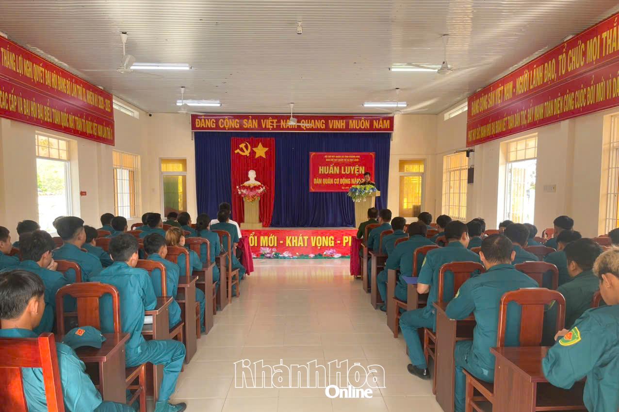 Quang cảnh khai mạc khóa huấn luyện.