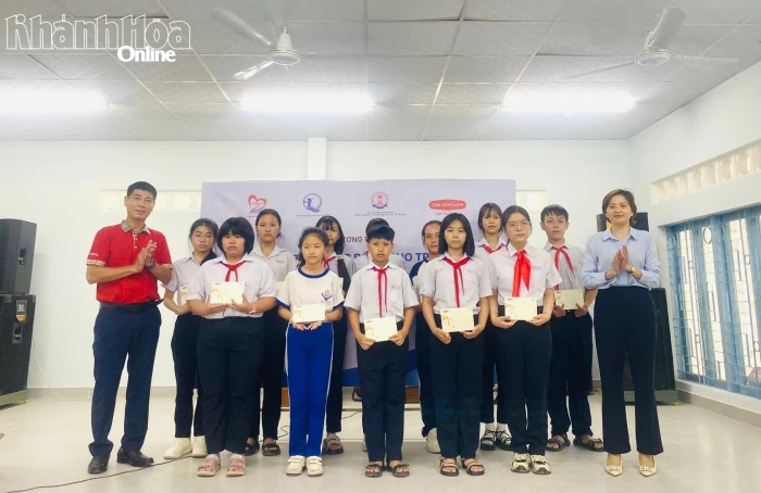 Các đơn vị trao 90 suất học bổng cho trẻ em có hoàn cảnh đặc biệt khó khăn