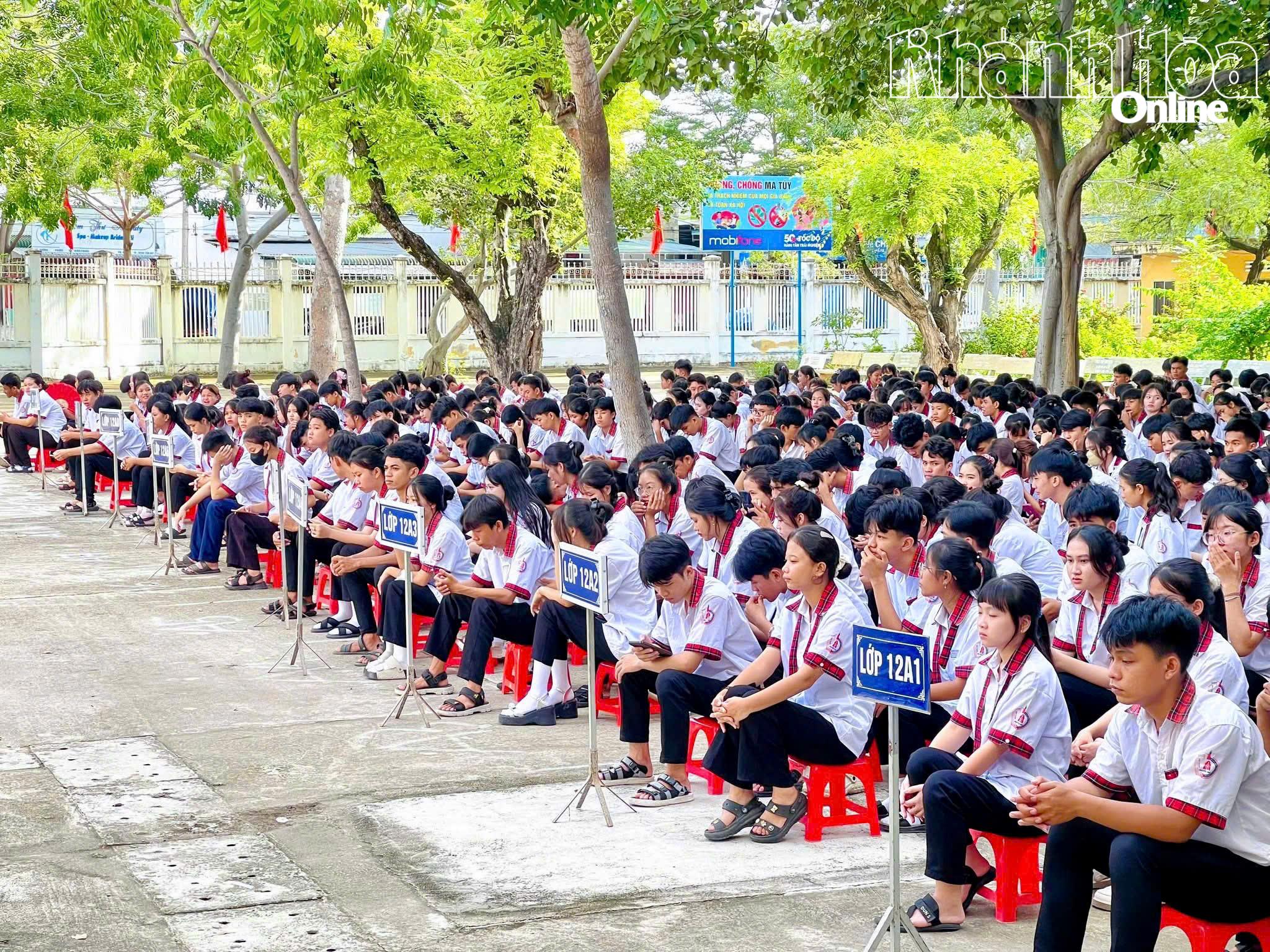 Học sinh Trường THPT Nguyễn Huệ tham gia hoạt động tuyên truyền phòng, chống ma túy và tệ nạn học đường, góp phần xây dựng môi trường giáo dục an toàn, lành mạnh.