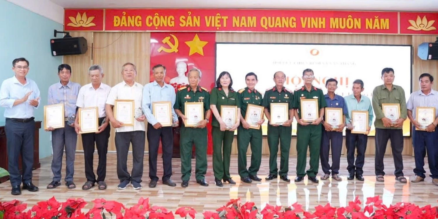Hội Cựu chiến binh xã Vạn Thắng trao giấy khen cho các cá nhân tiêu biểu.