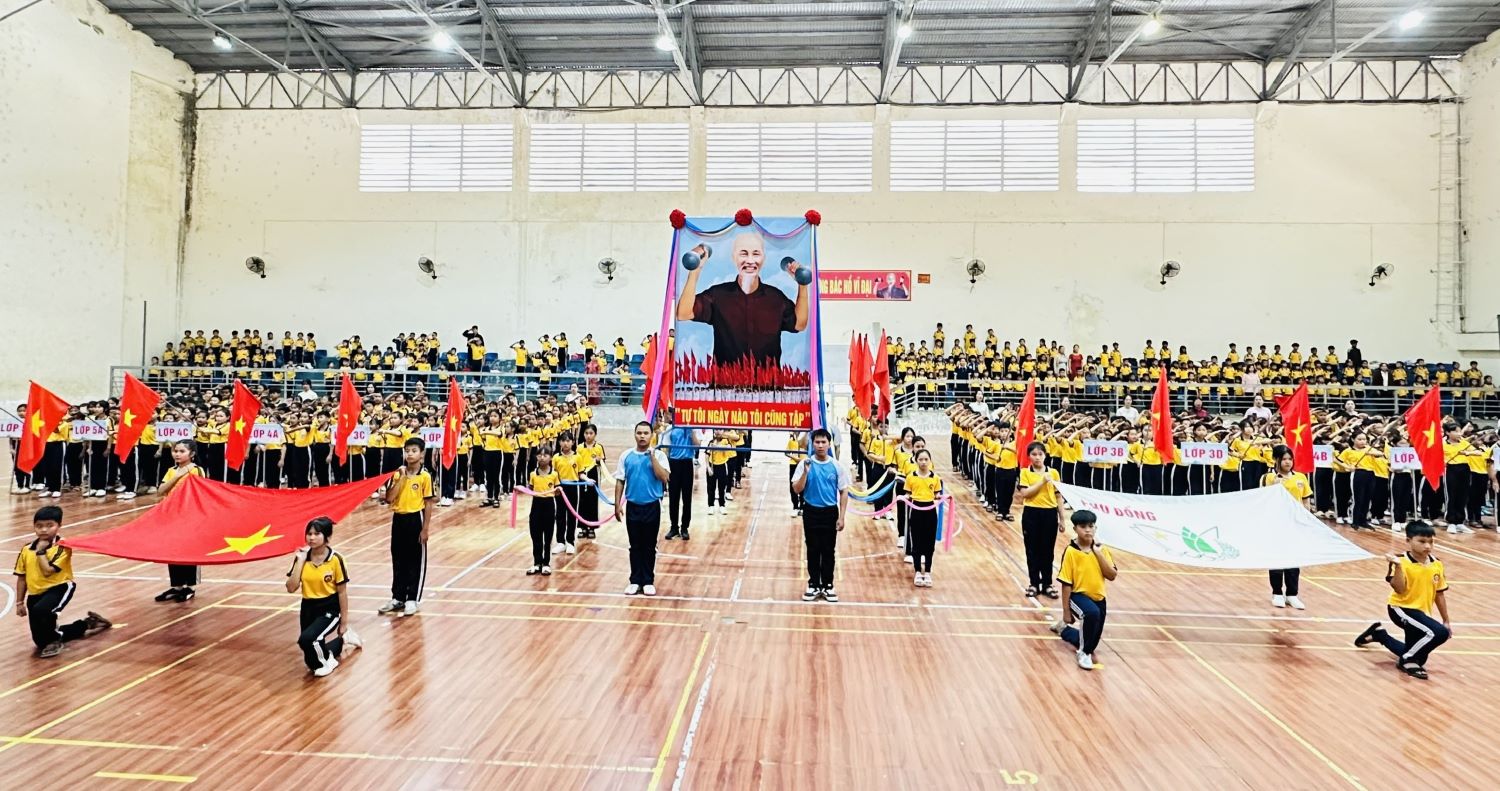 Các đoàn vận động viên tham gia lễ khai mạc.