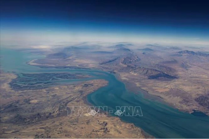 Iran tuyên bố mở cửa eo biển Hormuz